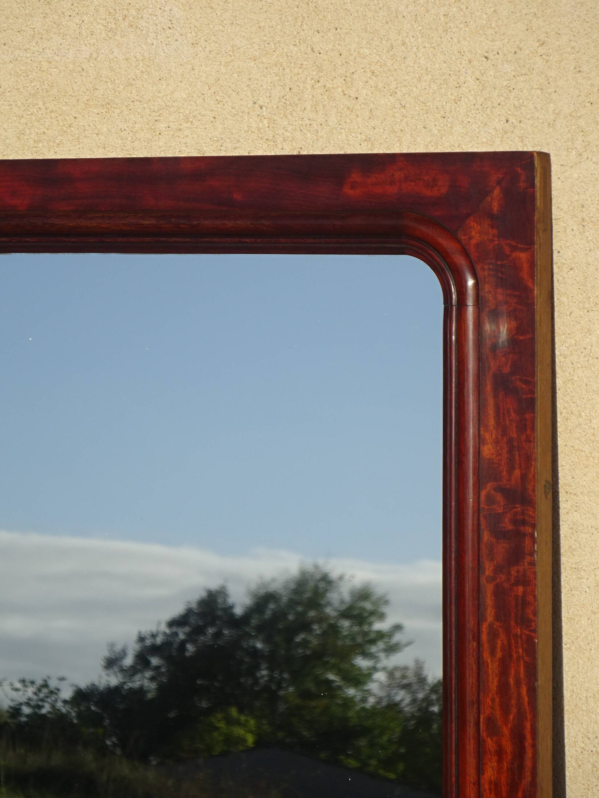 Large antique mirror in a flame mahogany frame; 132x82 cm