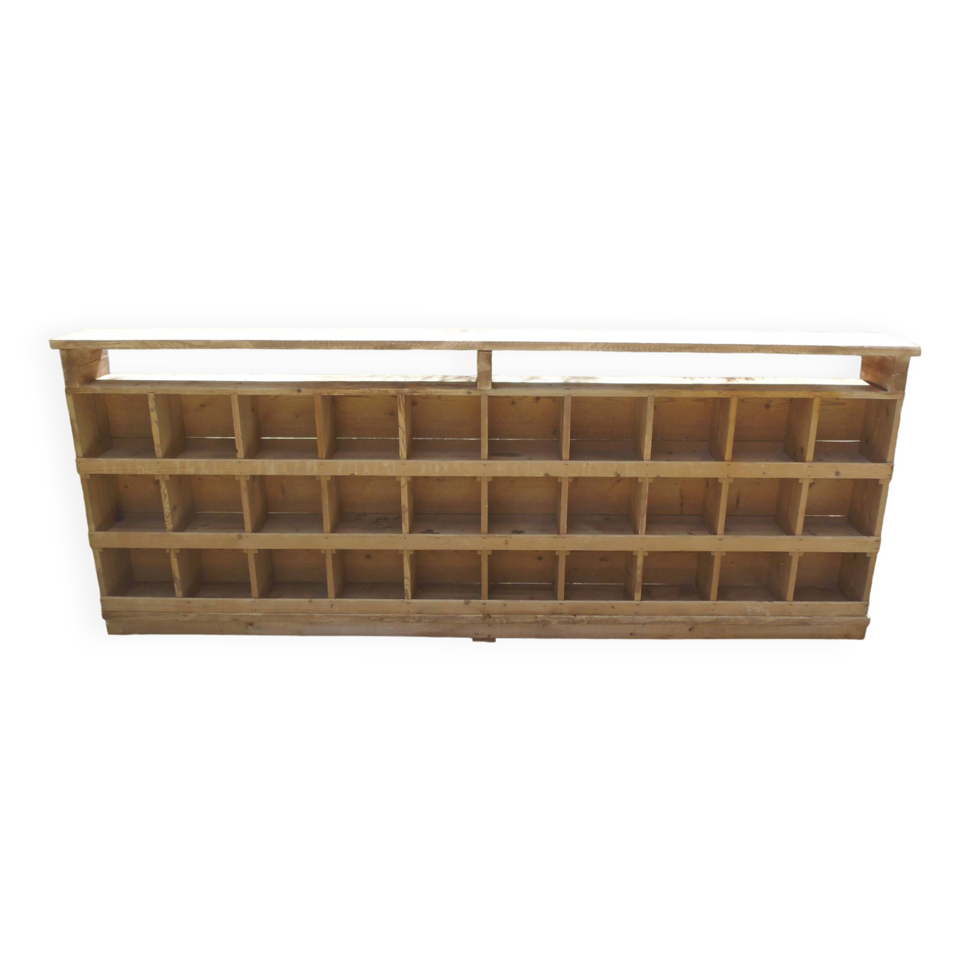 Vintage pitch pine furniture, 30 lockers, 1 niche.