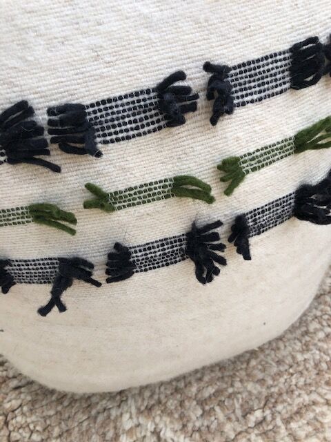 Pouf de sol en laine "a cheval"