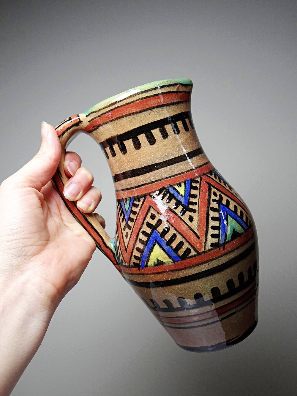Small Moroccan jug in glazed terracotta, signed, Berber decoration, 20th century.