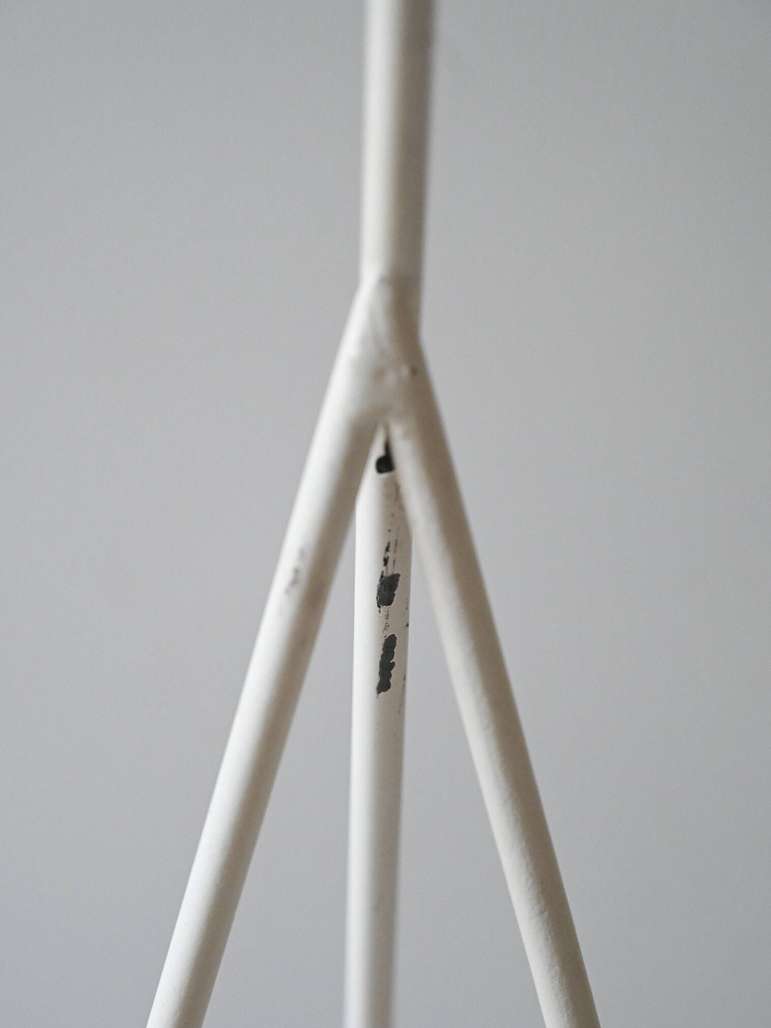 Lampadaire tripode vintage en métal blanc