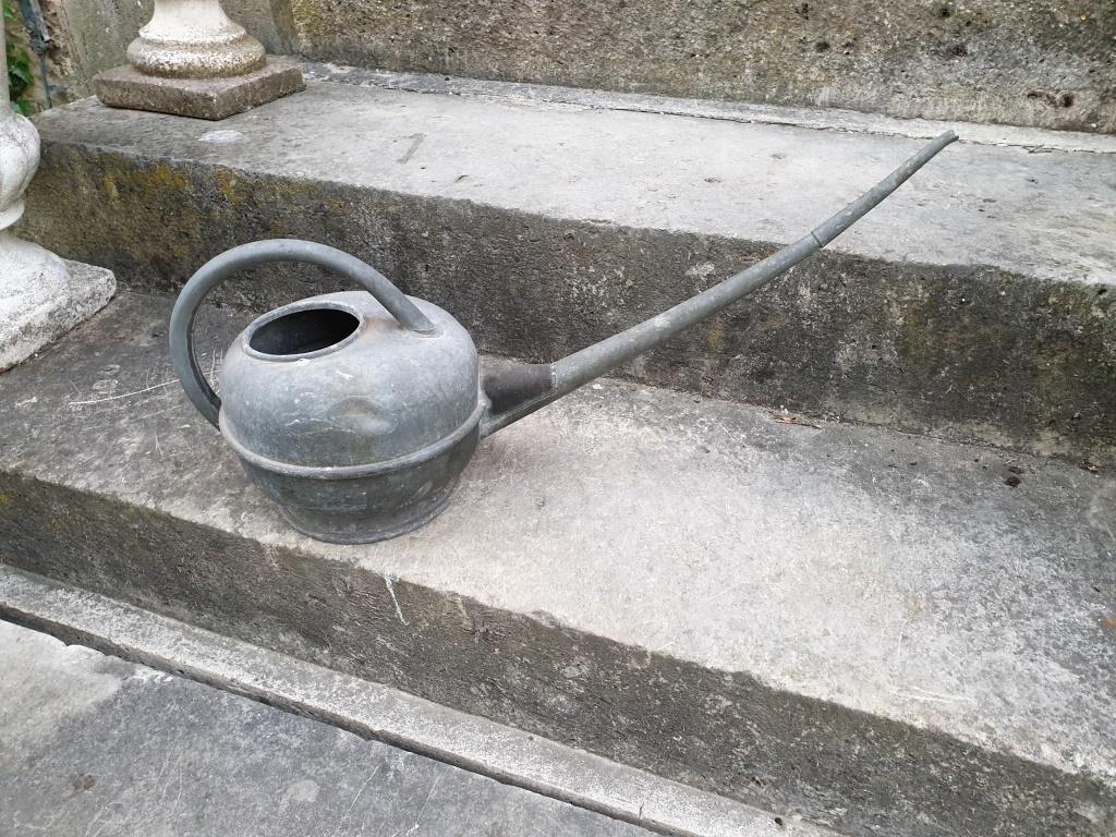 Long-billed zinc watering can