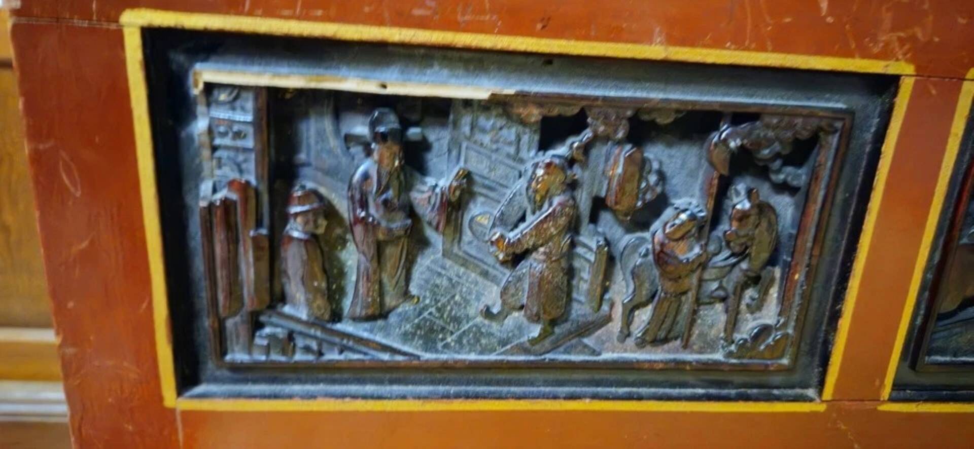 Grande Banquette asiatique sculptée –Bois laqué et panneaux en relief