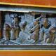 Grande Banquette asiatique sculptée –Bois laqué et panneaux en relief