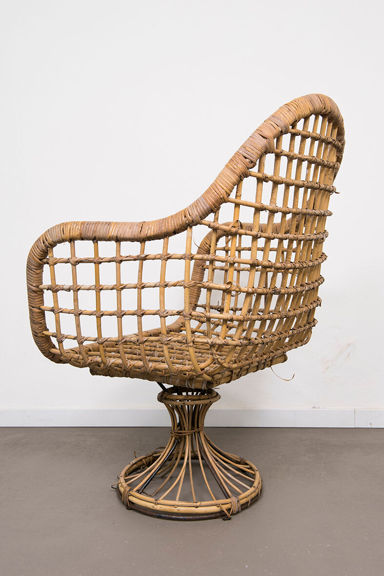 Rattan chair with swivel base