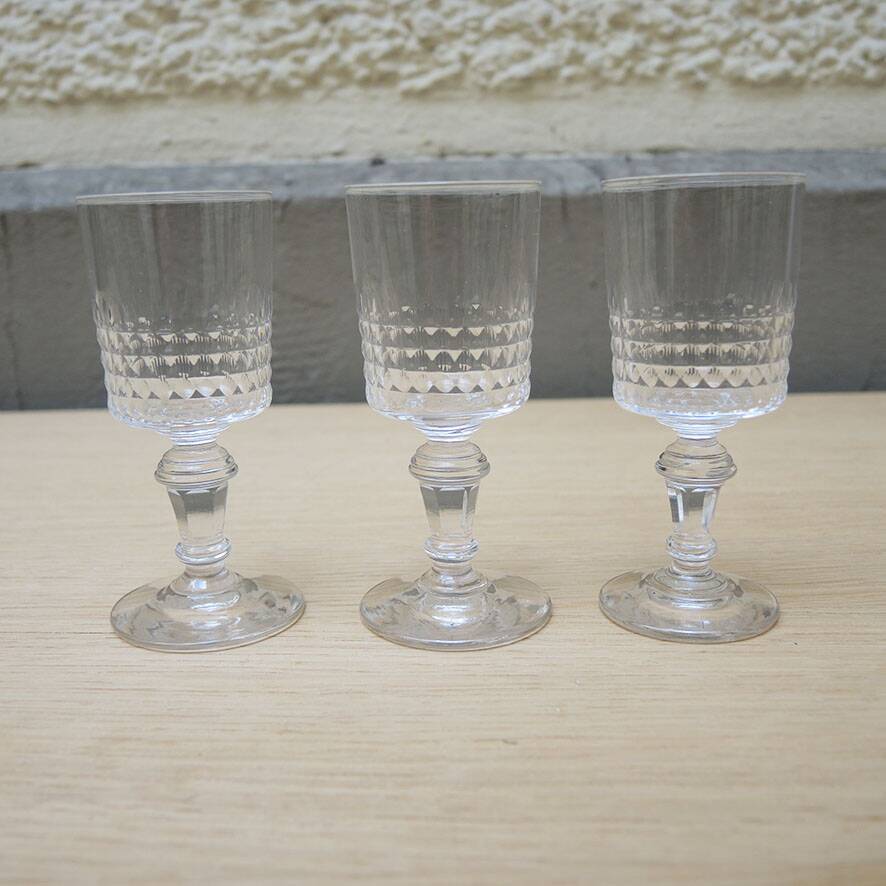 Lot de 9 anciens verres à pied de style Baccarat