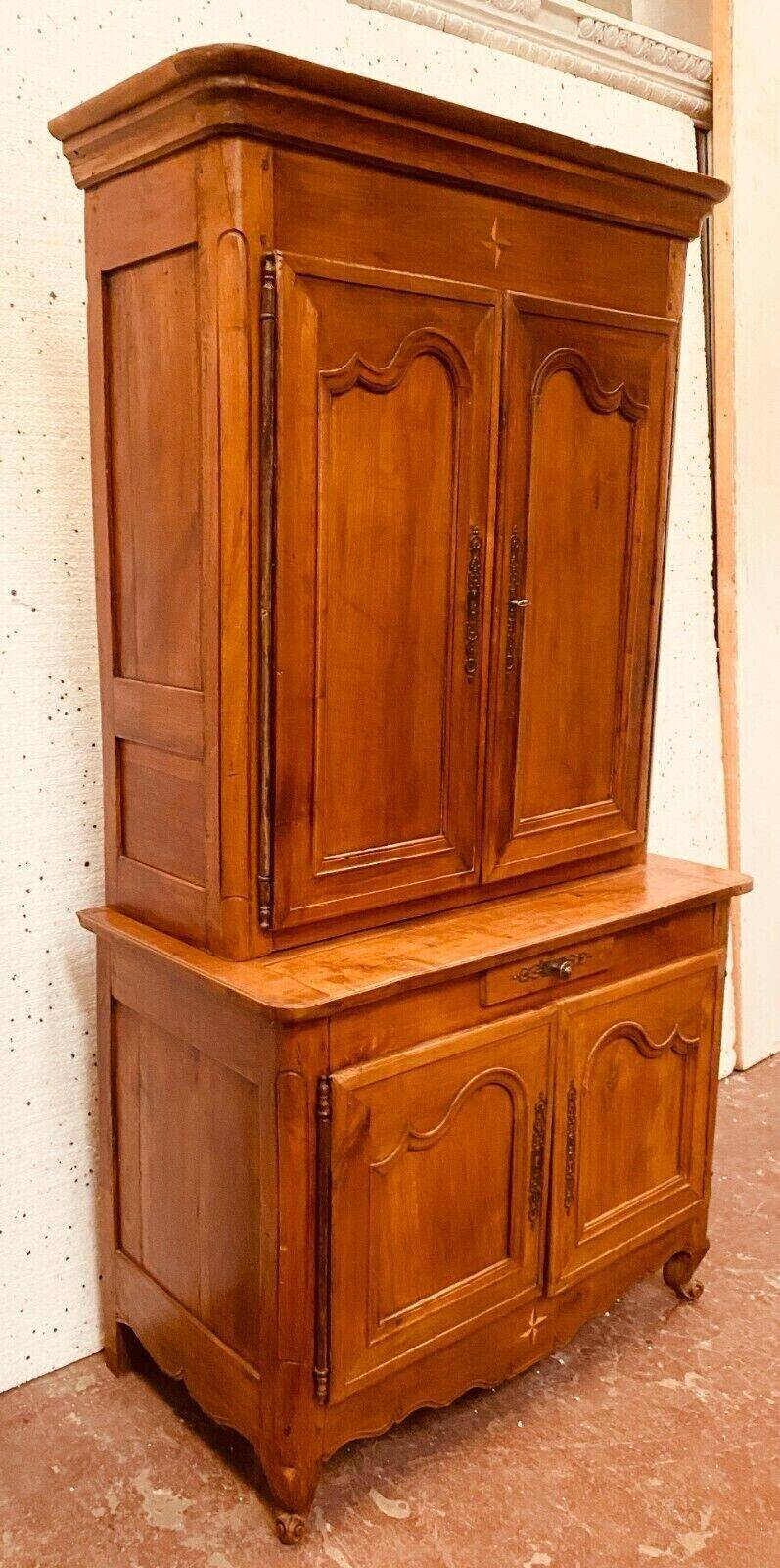 Buffet deux corps de style Louis XV en noyer massif XX siècle
