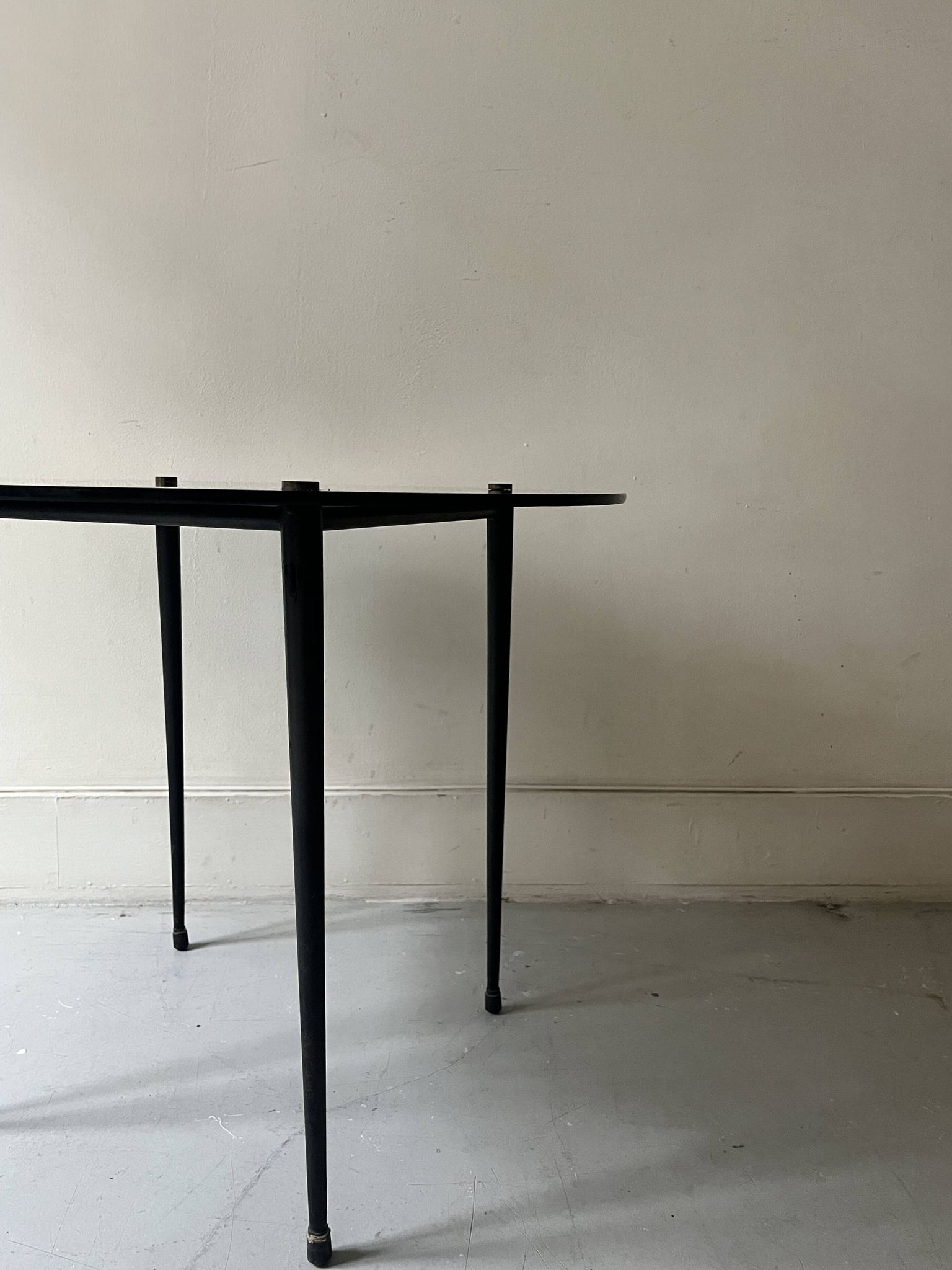 table basse vintage ronde en verre noir, 1950