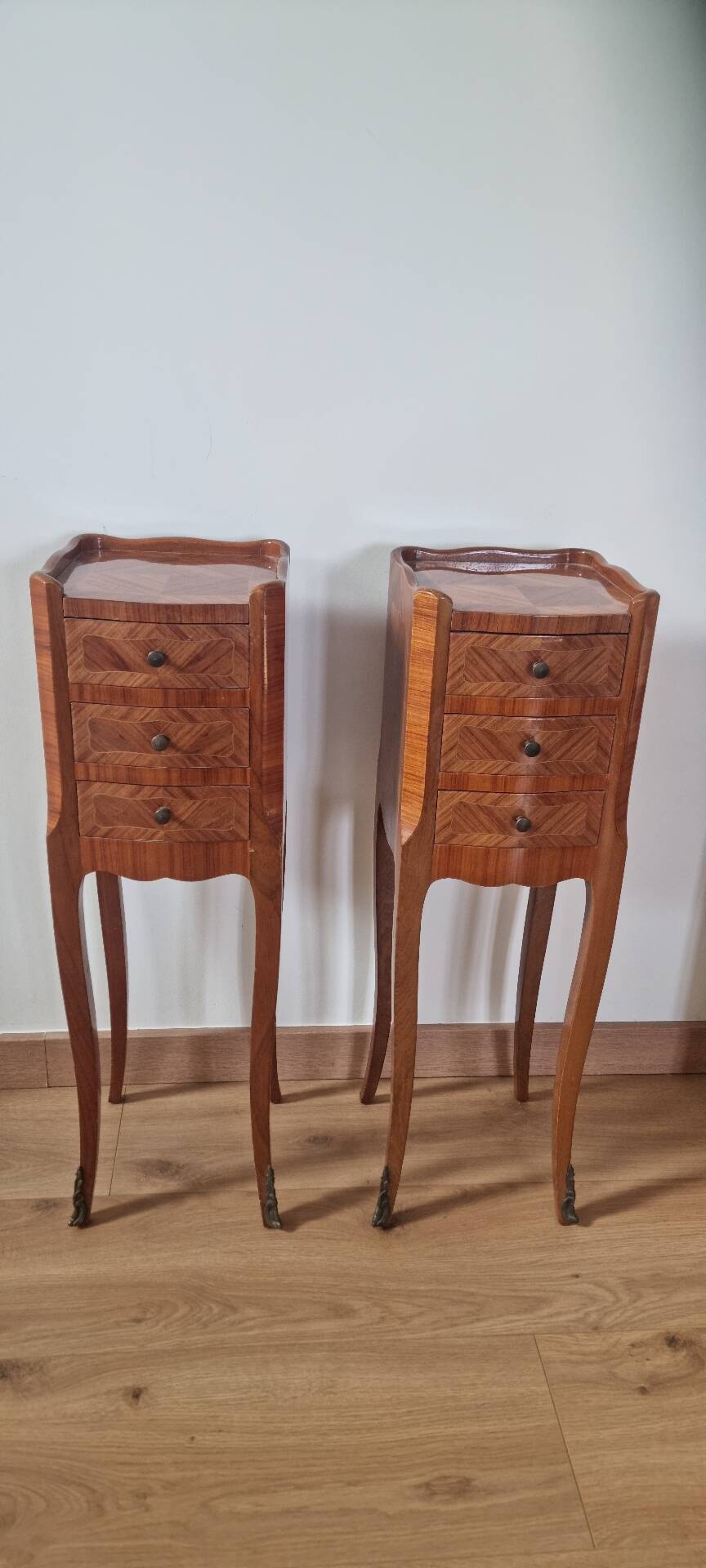 Paire de petits chevets de style Louis XV