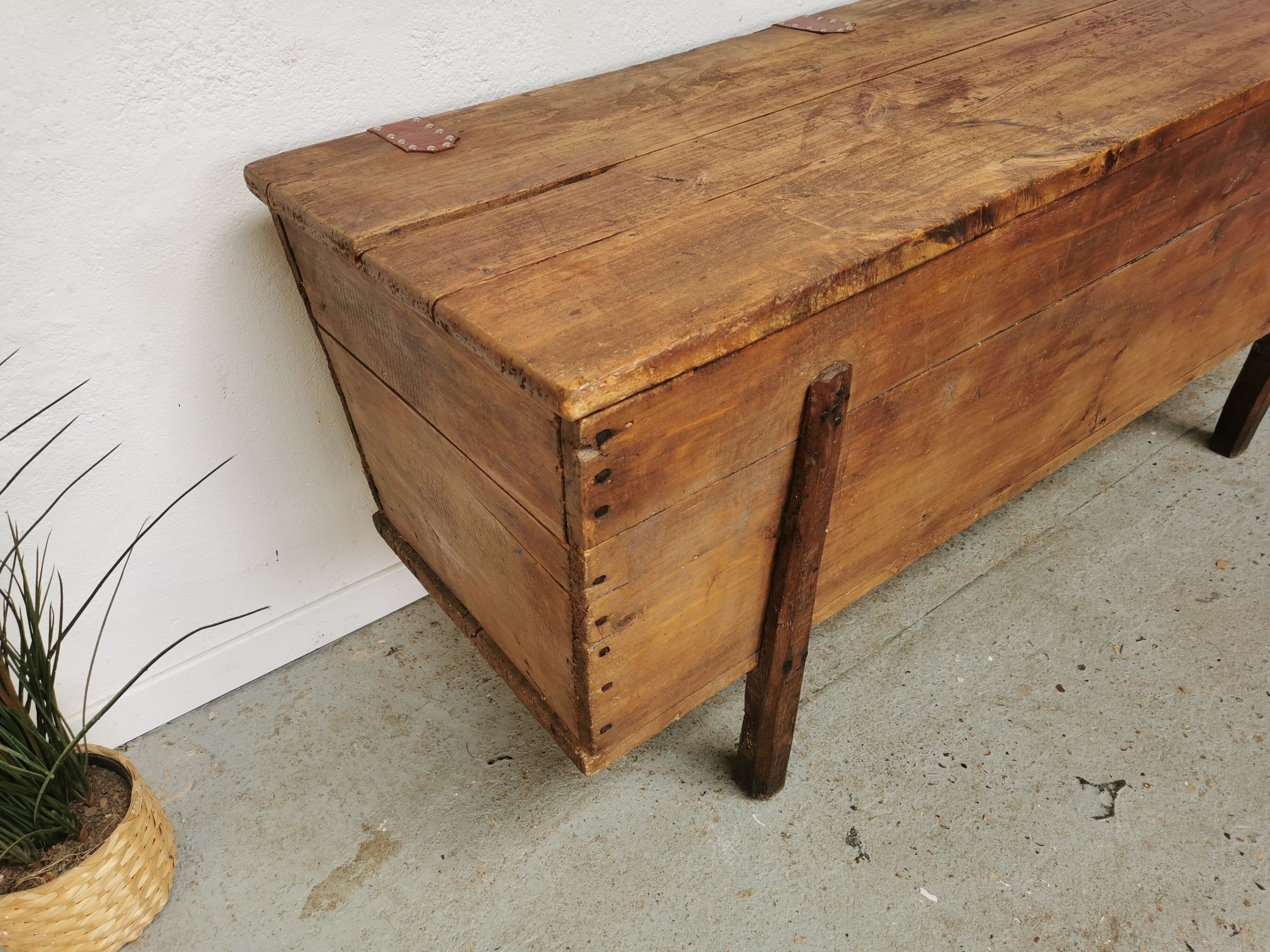 Wooden chest kneaded maie