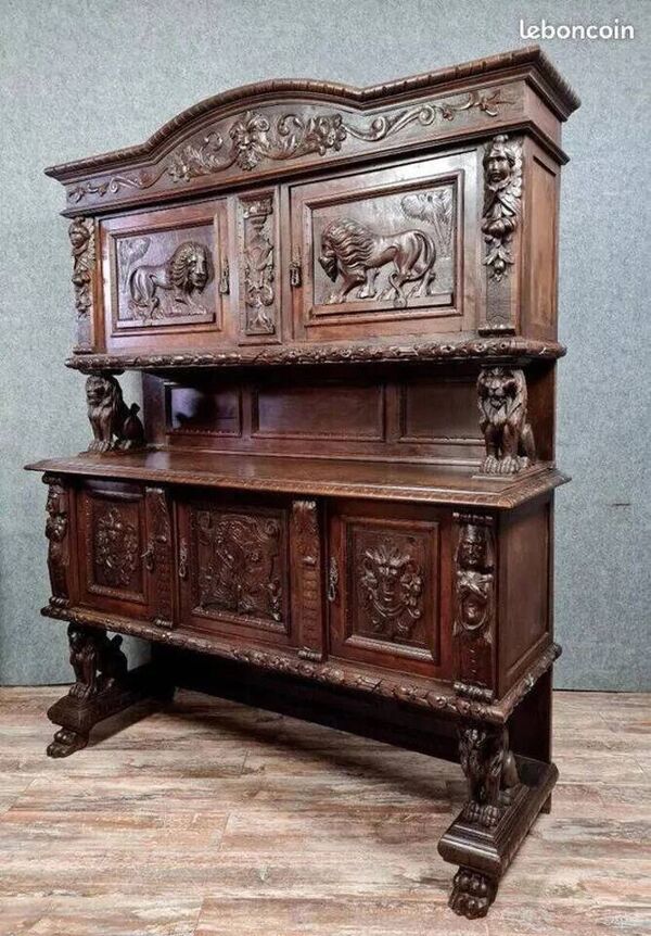 Buffet deux corps style Renaissance en noyer massif vers 1850