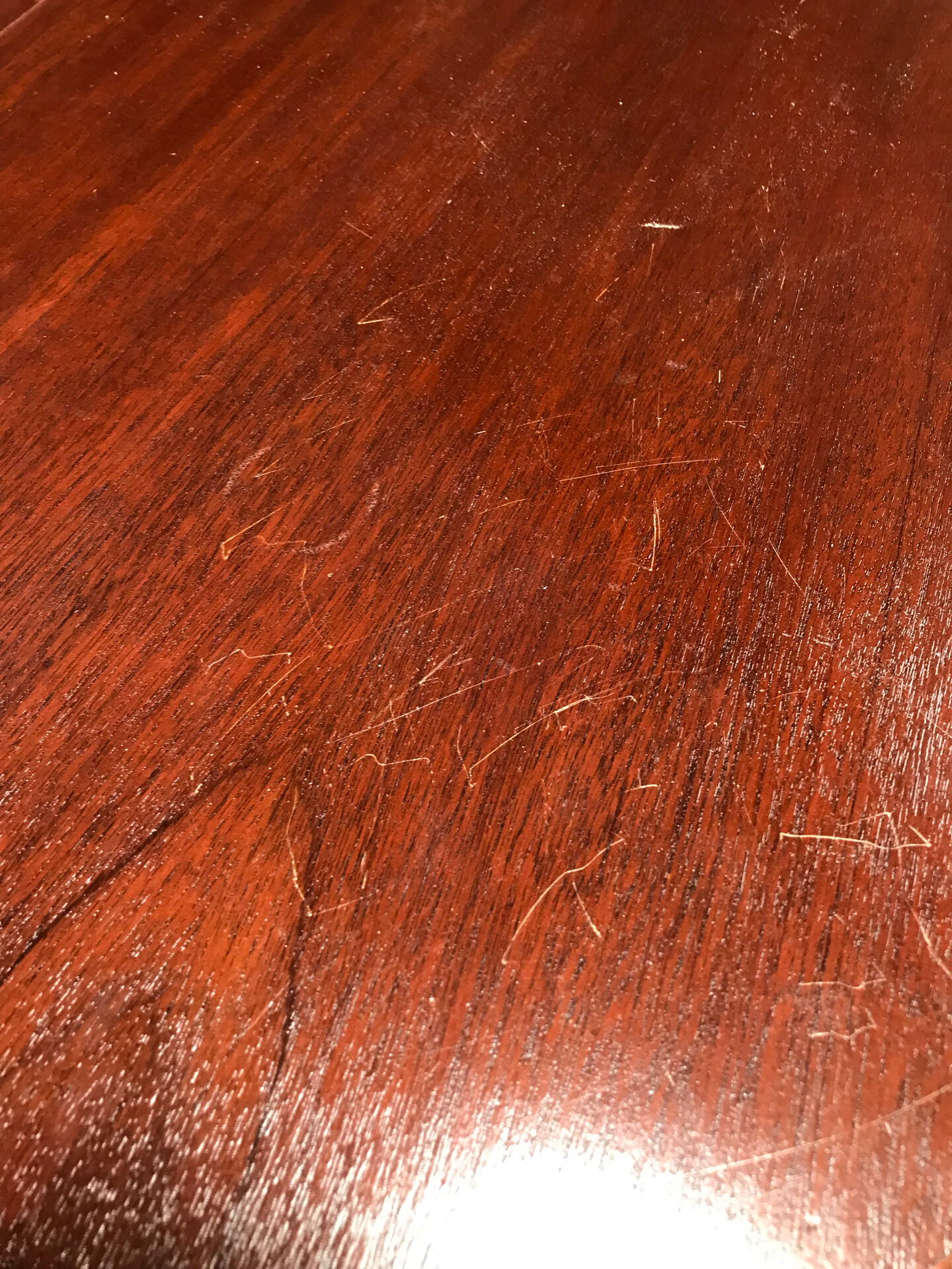 Round extendable dining table for six people, mahogany.