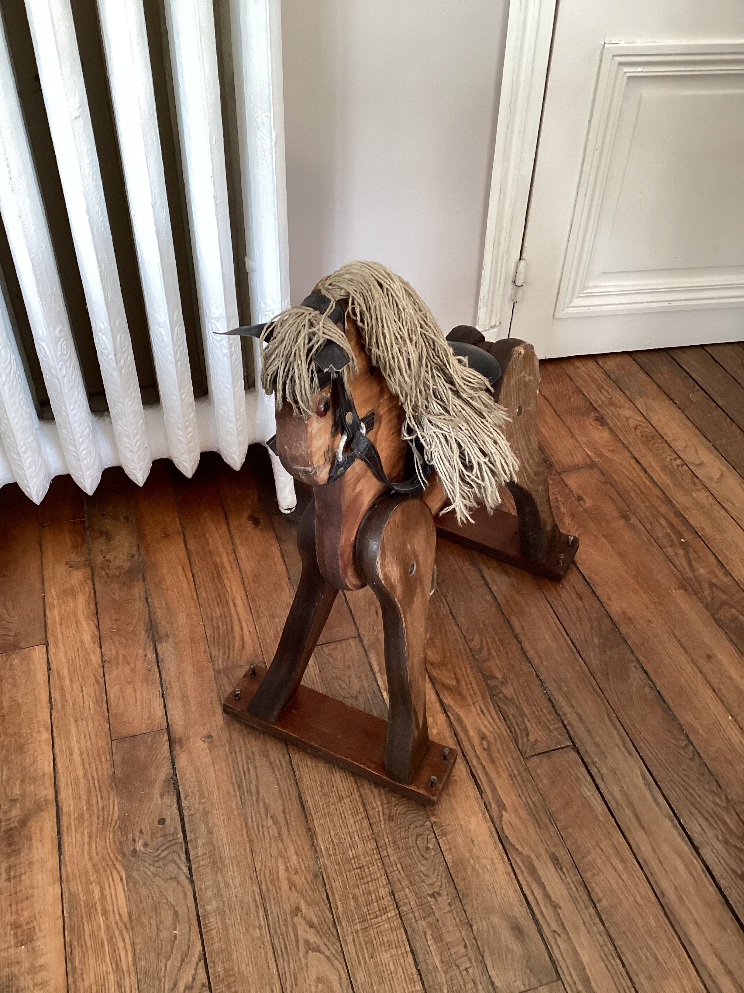 Ancien cheval en bois de manège