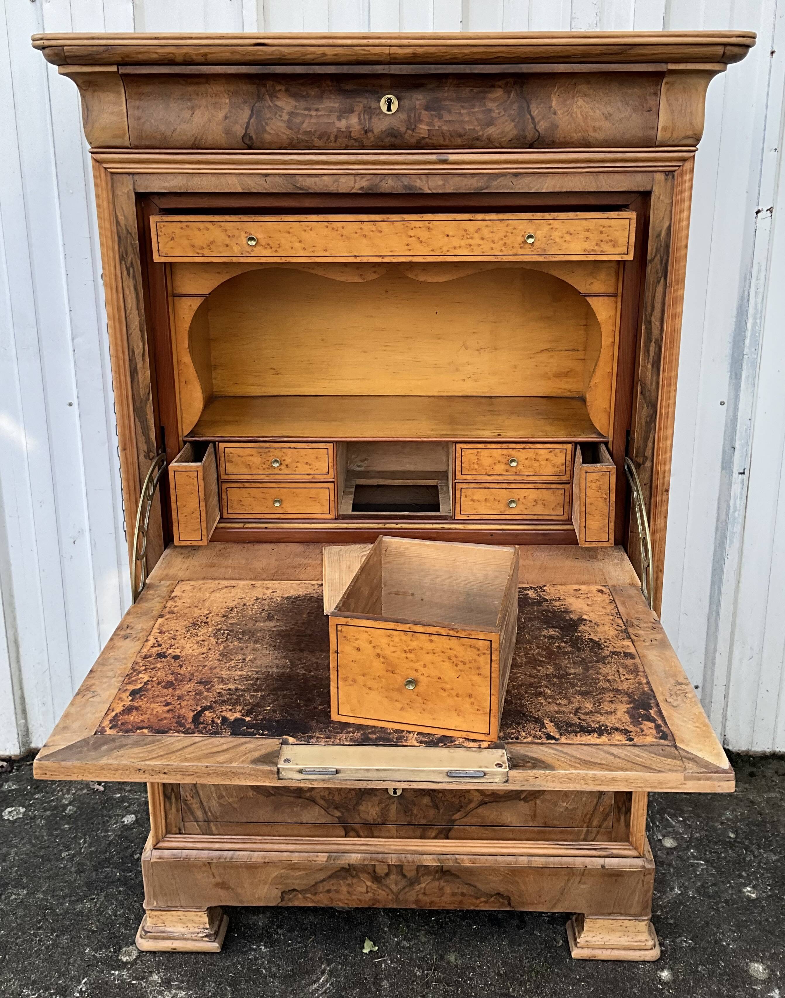 Louis-Philippe secretary, mid-19th century, in walnut burl.