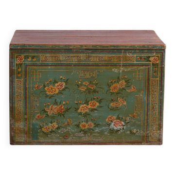 Coffre chinois ancien peint en bois de pin – Chine, circa 1900