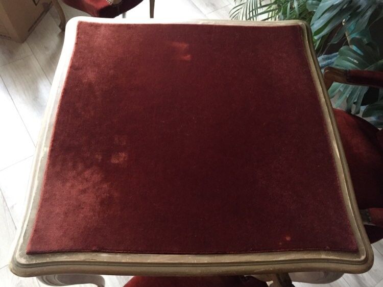 "The Kiss to the Queen" game table and its 4 Bridge chairs