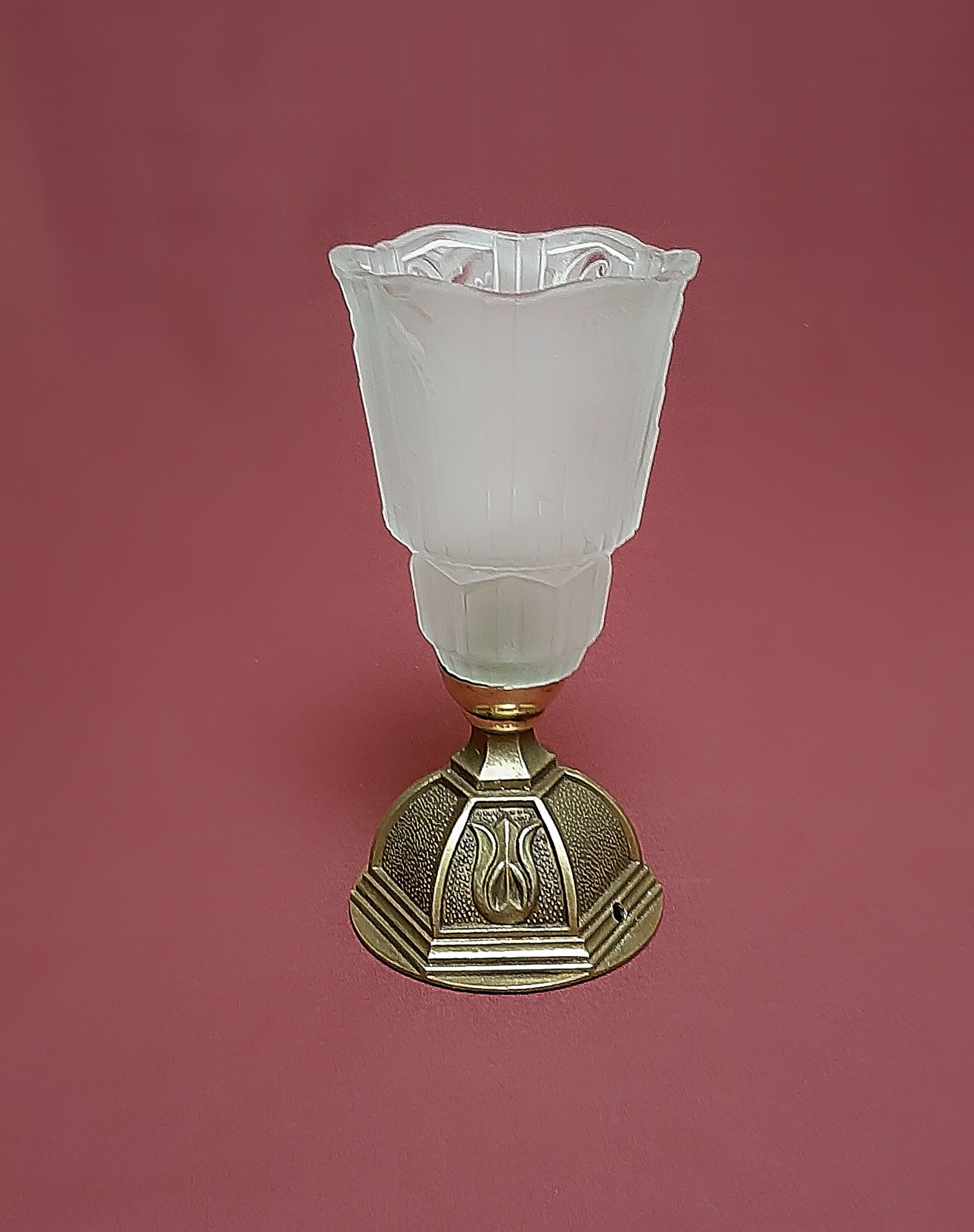 Art Deco period lamp, superb tulip in molded pressed glass signed P MAYNADIER