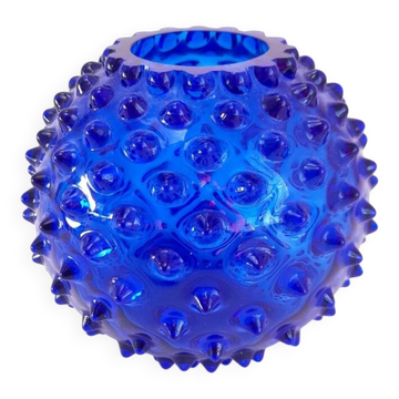 Petit vase en verre bleu clouté