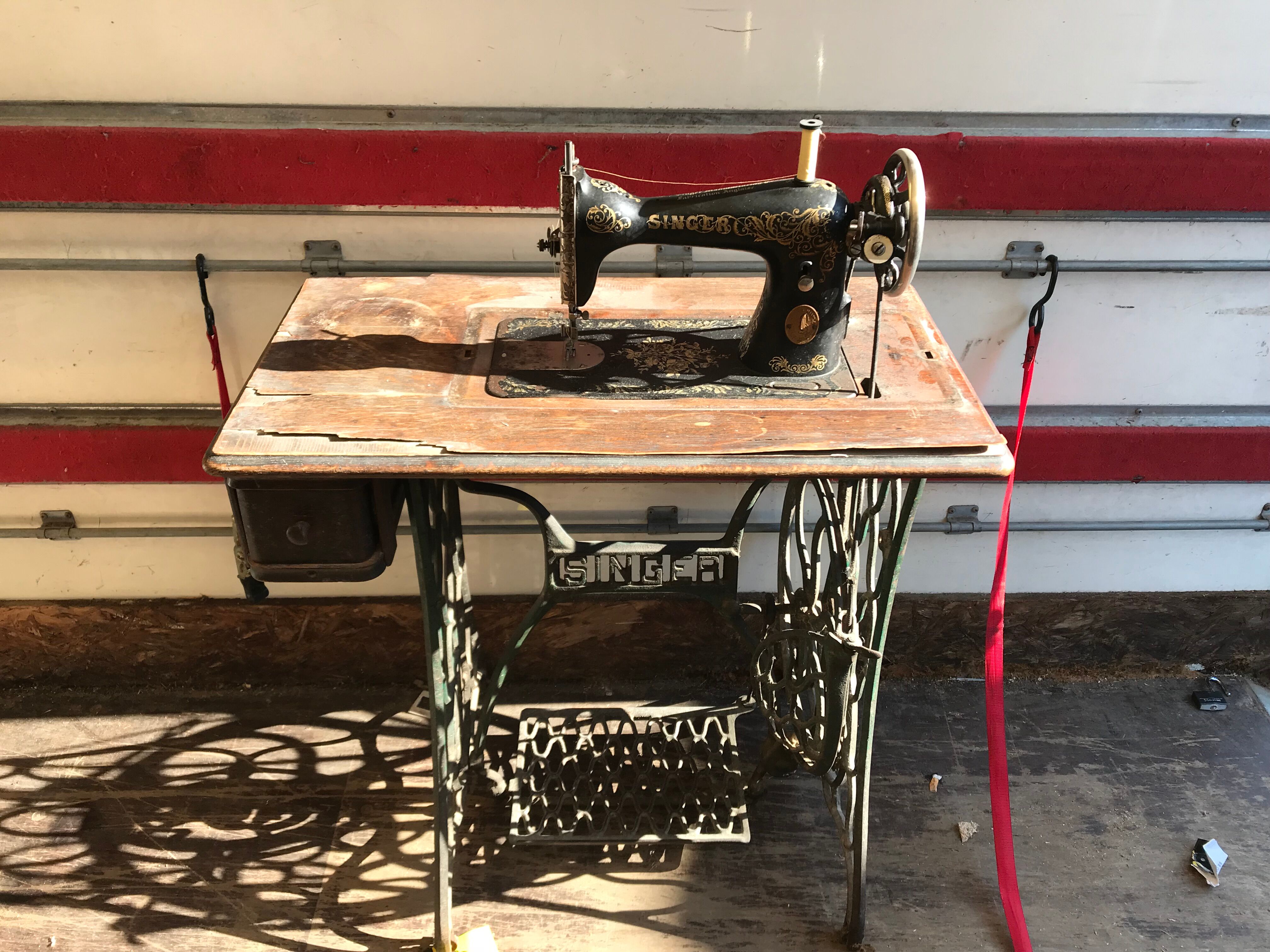 Sewing machine singer