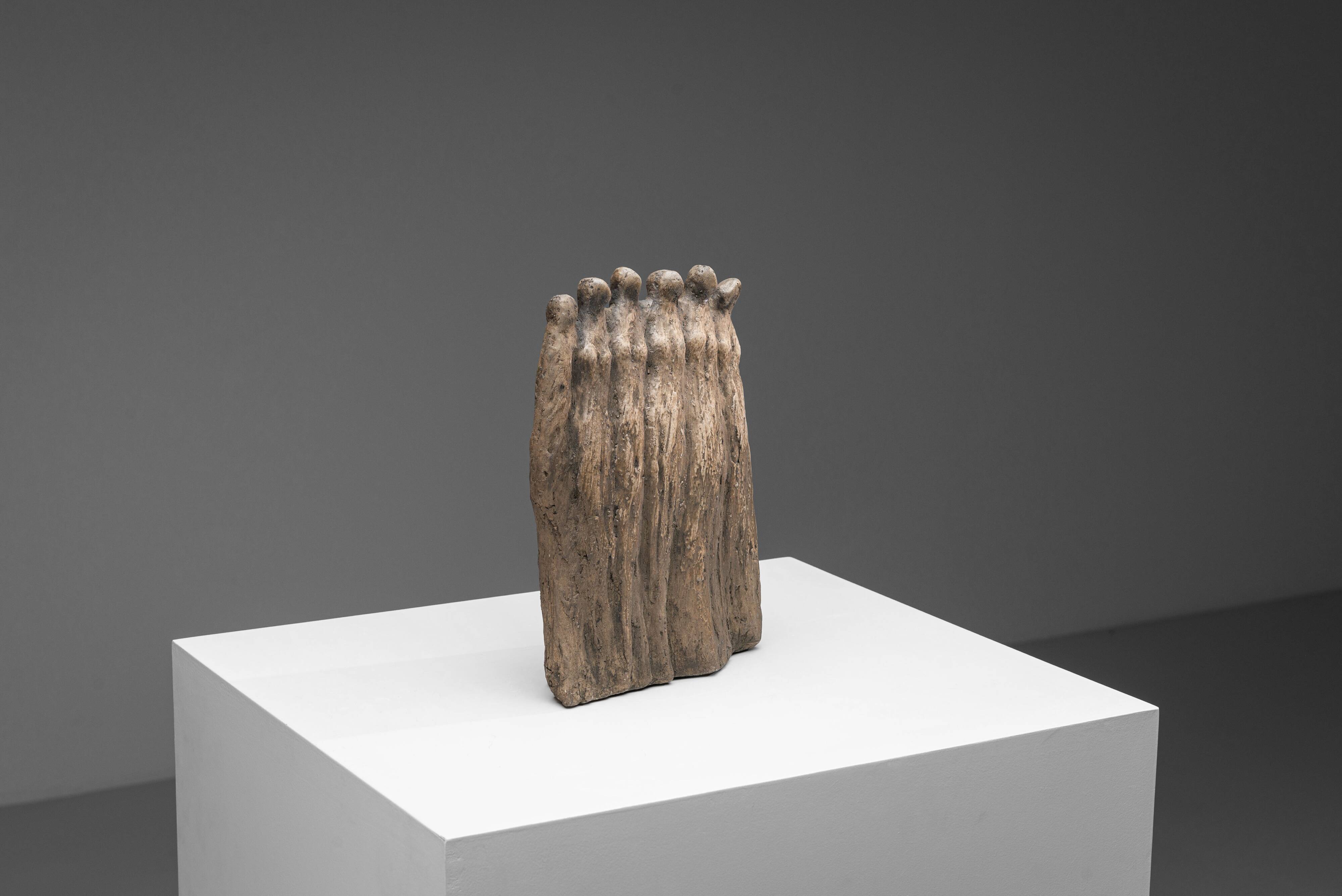 Groupe sculptural abstrait de six figures féminines
