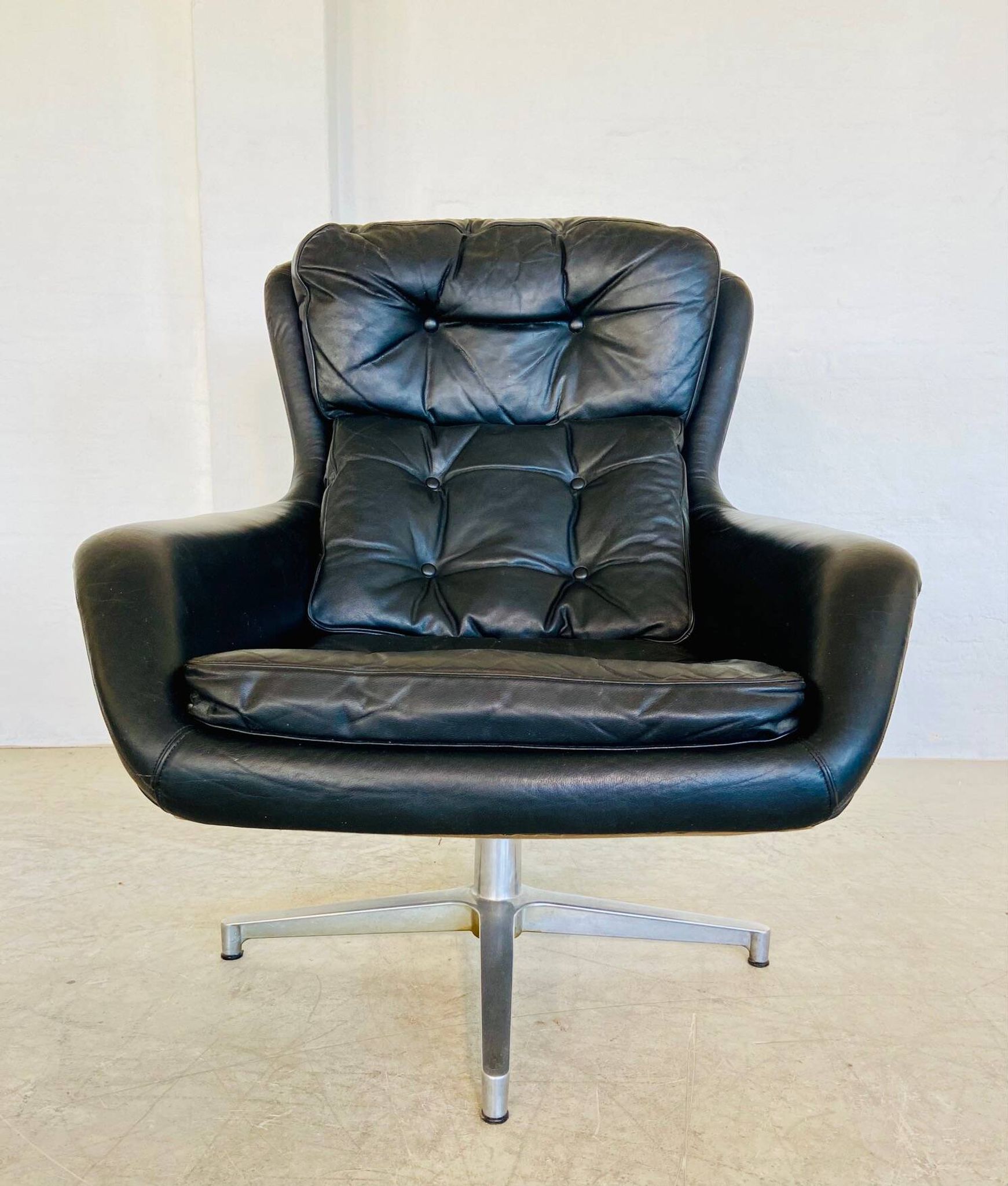 Vintage Danish swivel chair in black leather by Bramin
