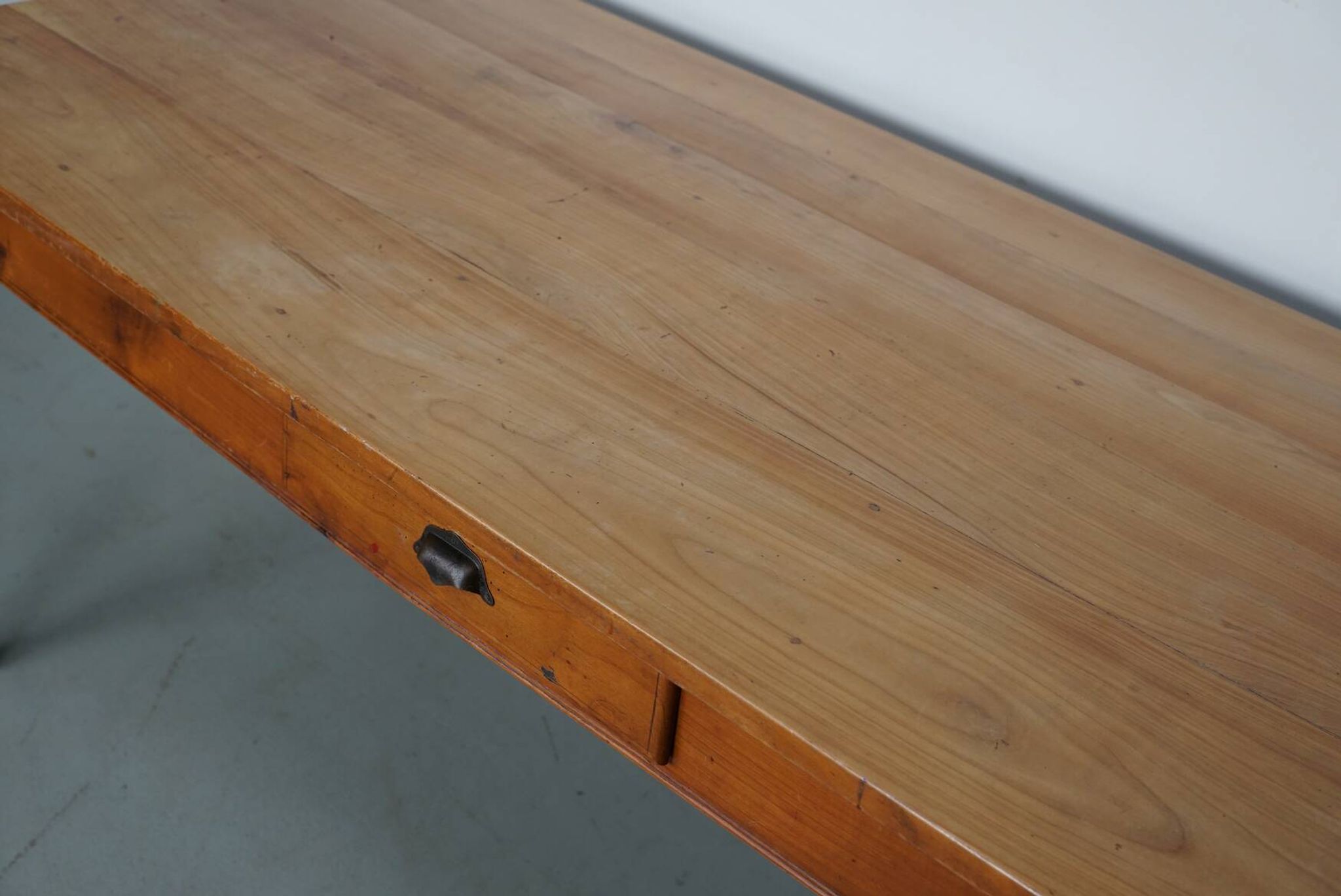 Table à manger rustique française vintage en cerisier du XXe siècle