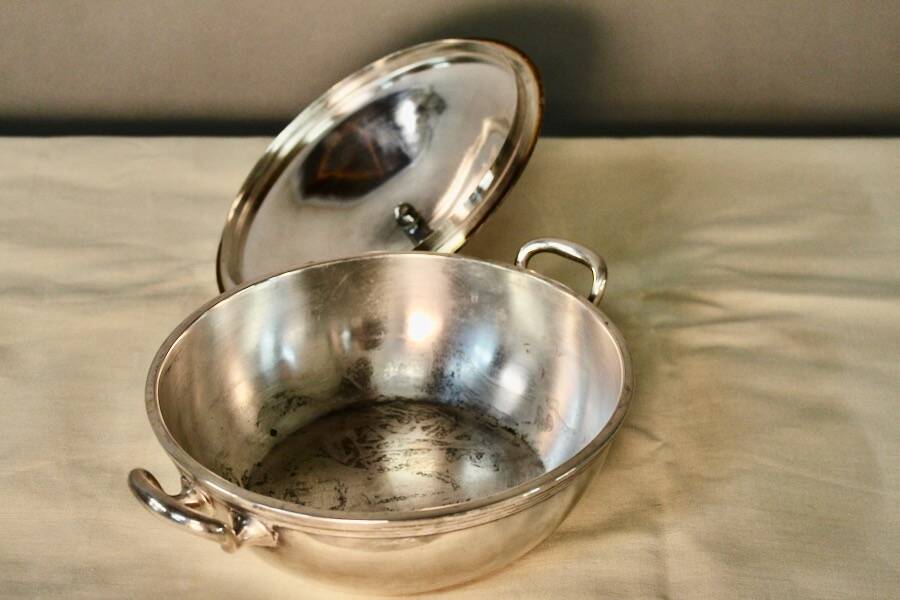Silver-plated vegetable dish with its lid, hallmark of Santucci Thiebaut.
