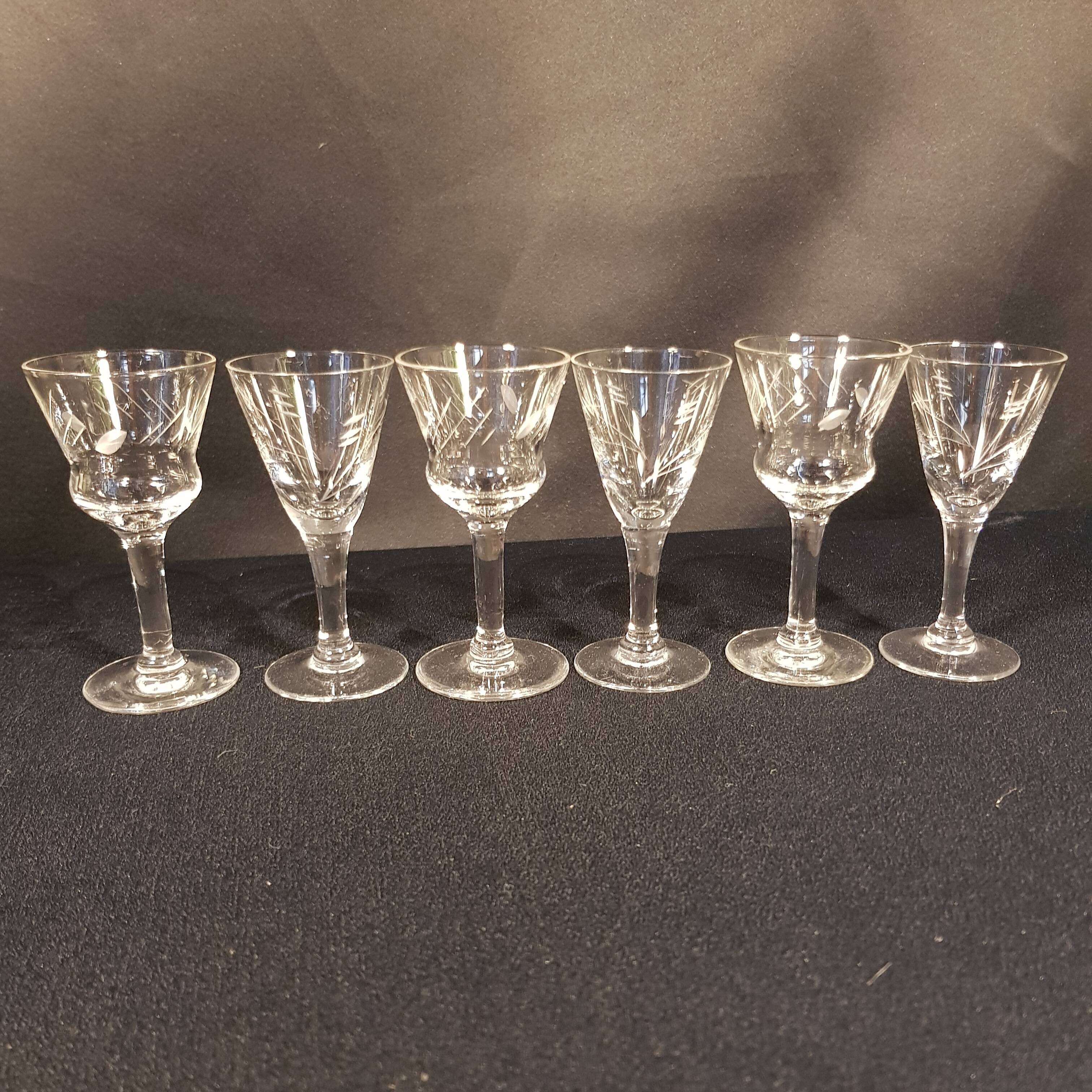 6 verres à liqueur ciselés