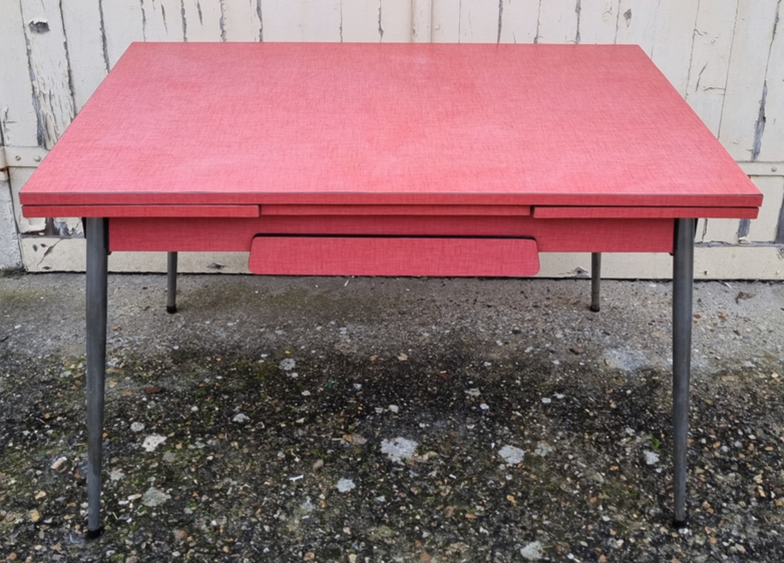 Red / pink formica table and its 4 chairs, vintage 70s.