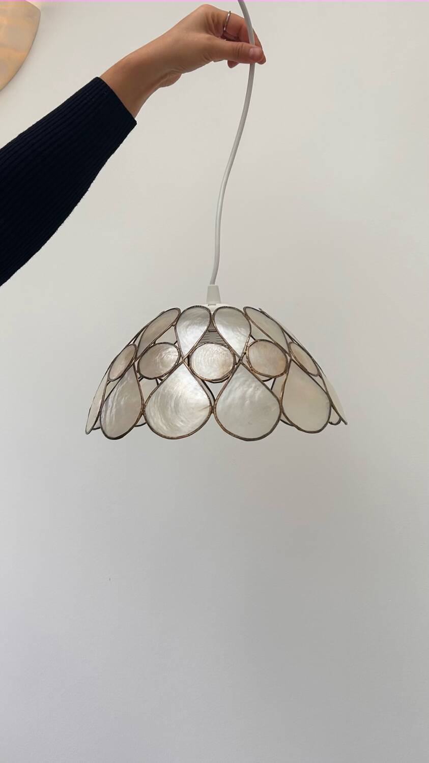 Beige mother-of-pearl "Petals" pendant