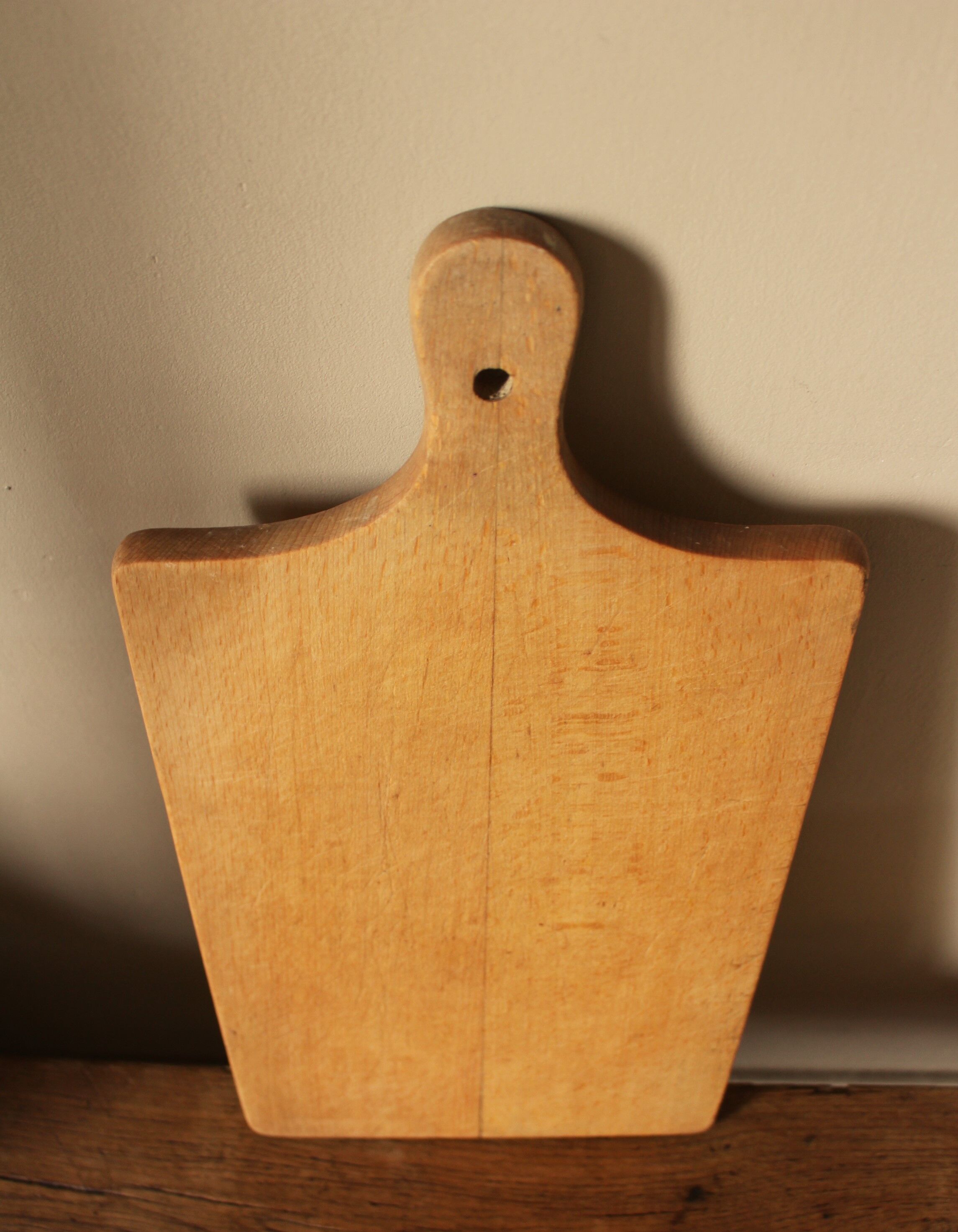 Wooden cutting board with handle