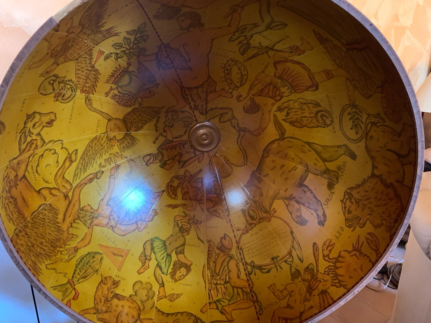 Globe bar vintage en bois – mini bar mappemonde