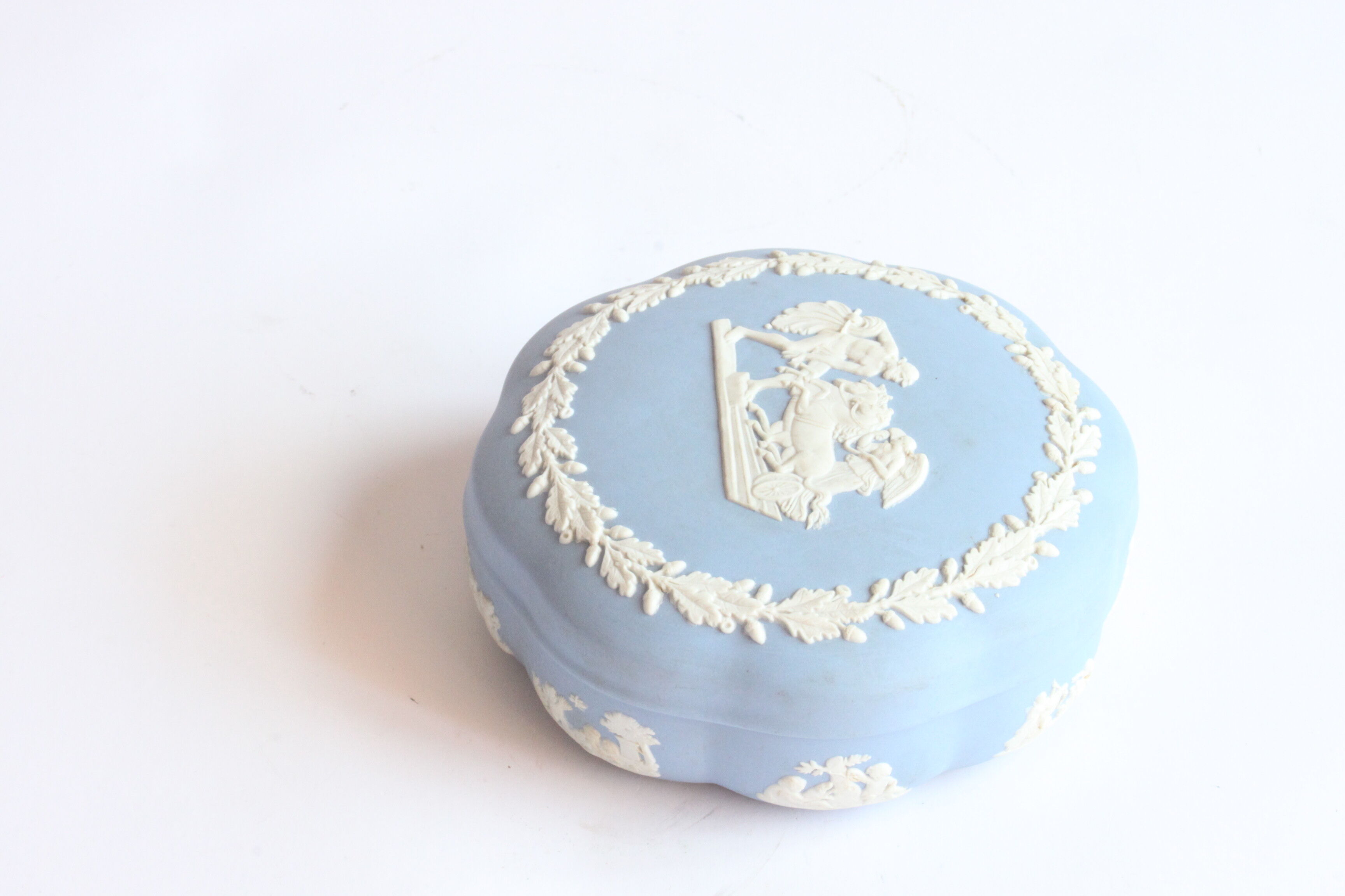 Wedgwood jasperware blue bonbonniere box, UK 1950s.