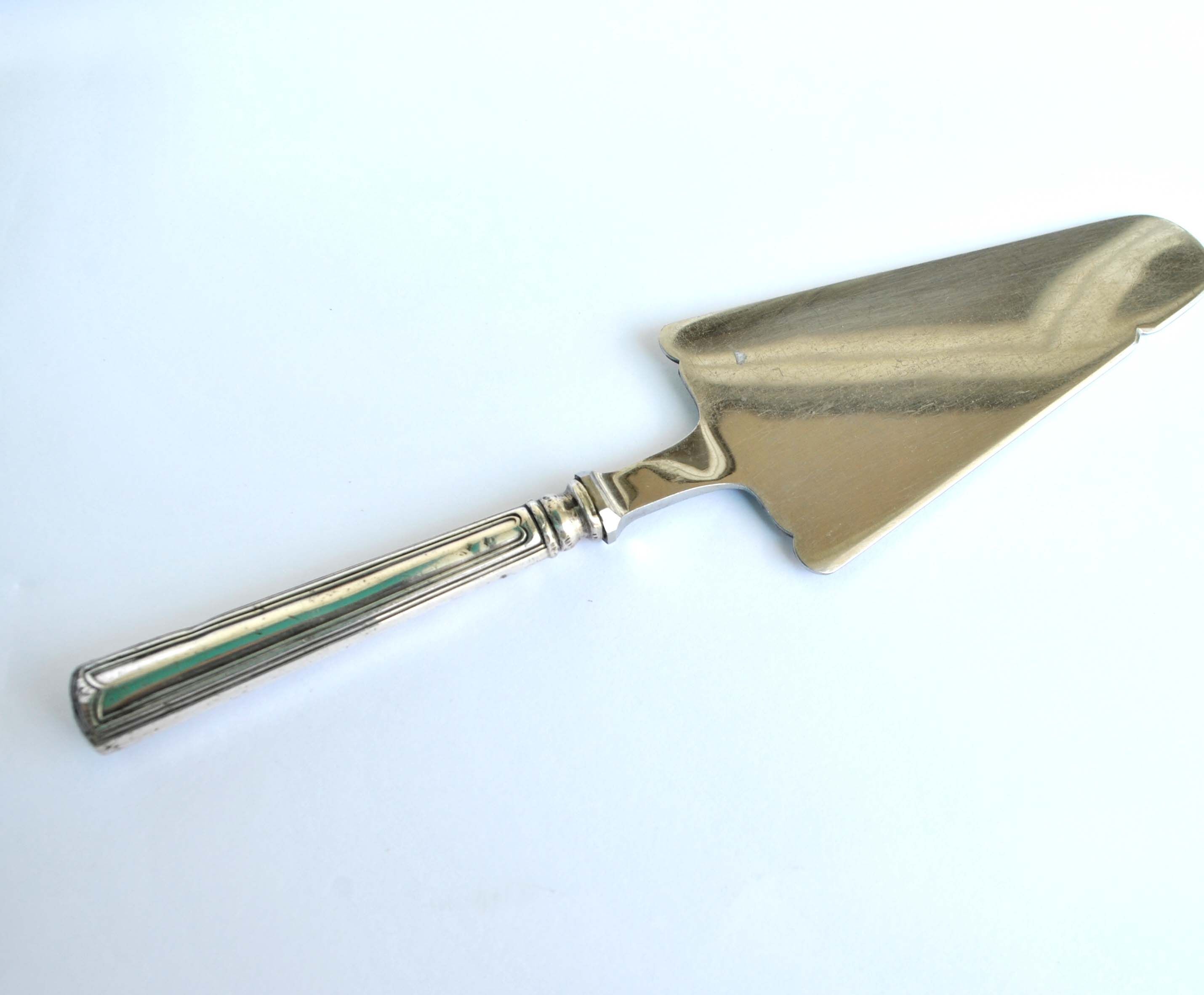 Vintage pie shovel in silver metal and stainless steel blade - Contour net decoration