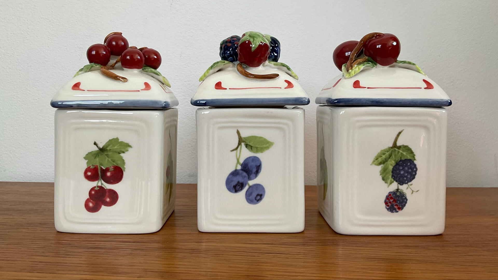 Set of 3 Villeroy & Boch jam pots in faience.