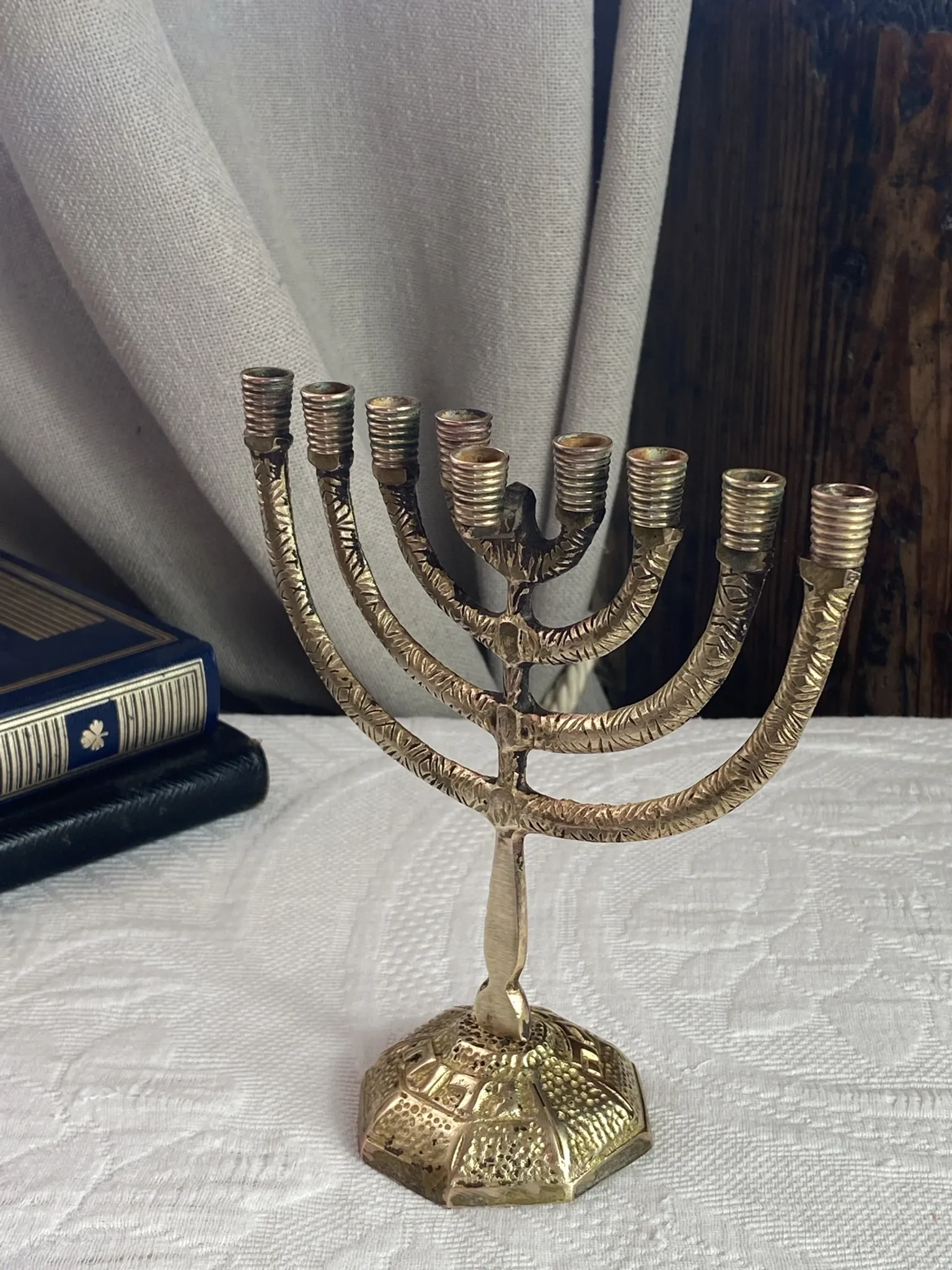 Chandelier, menorah à  neuf branches en laiton massif 