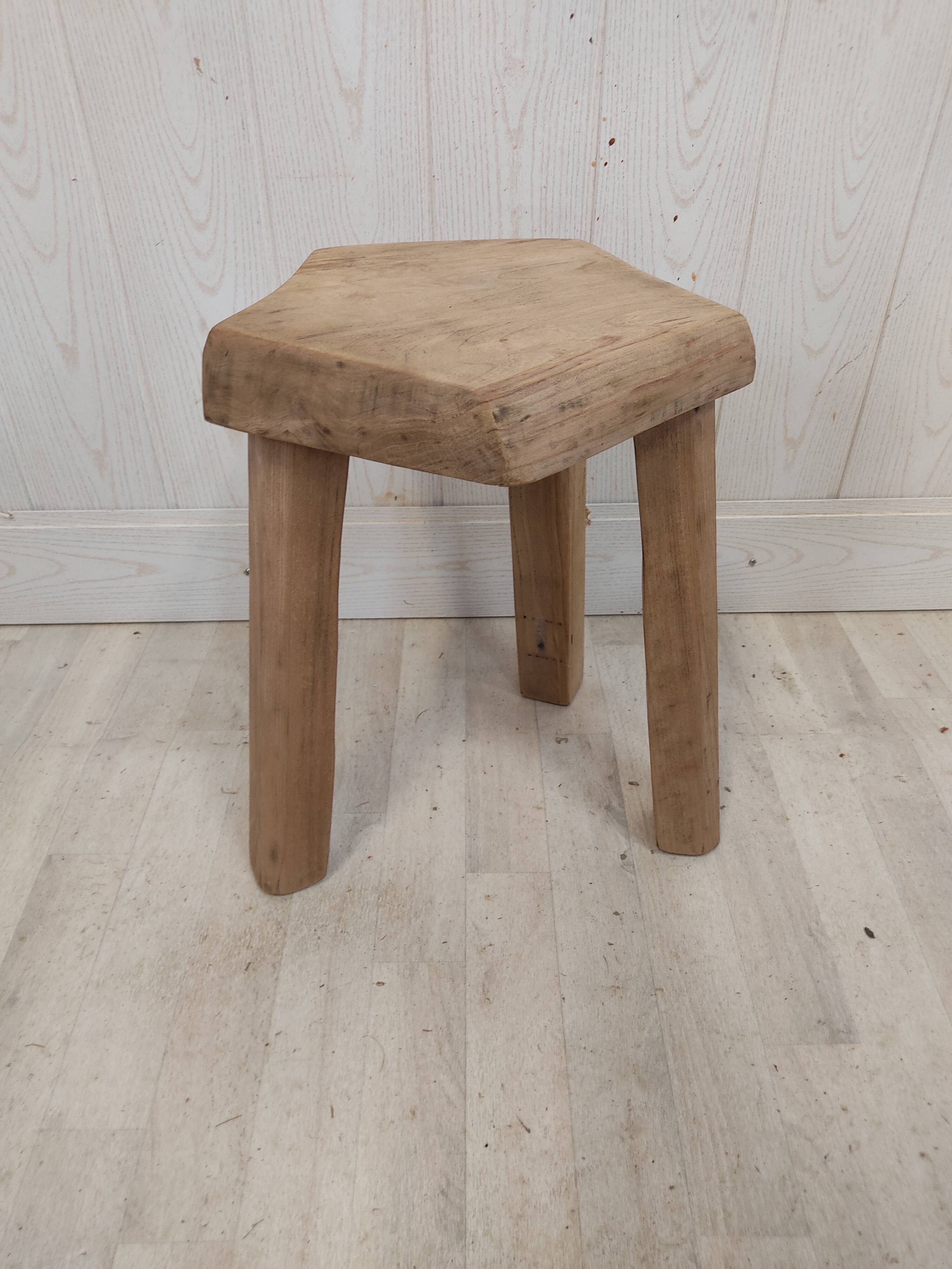 Tabouret tripode brutaliste
