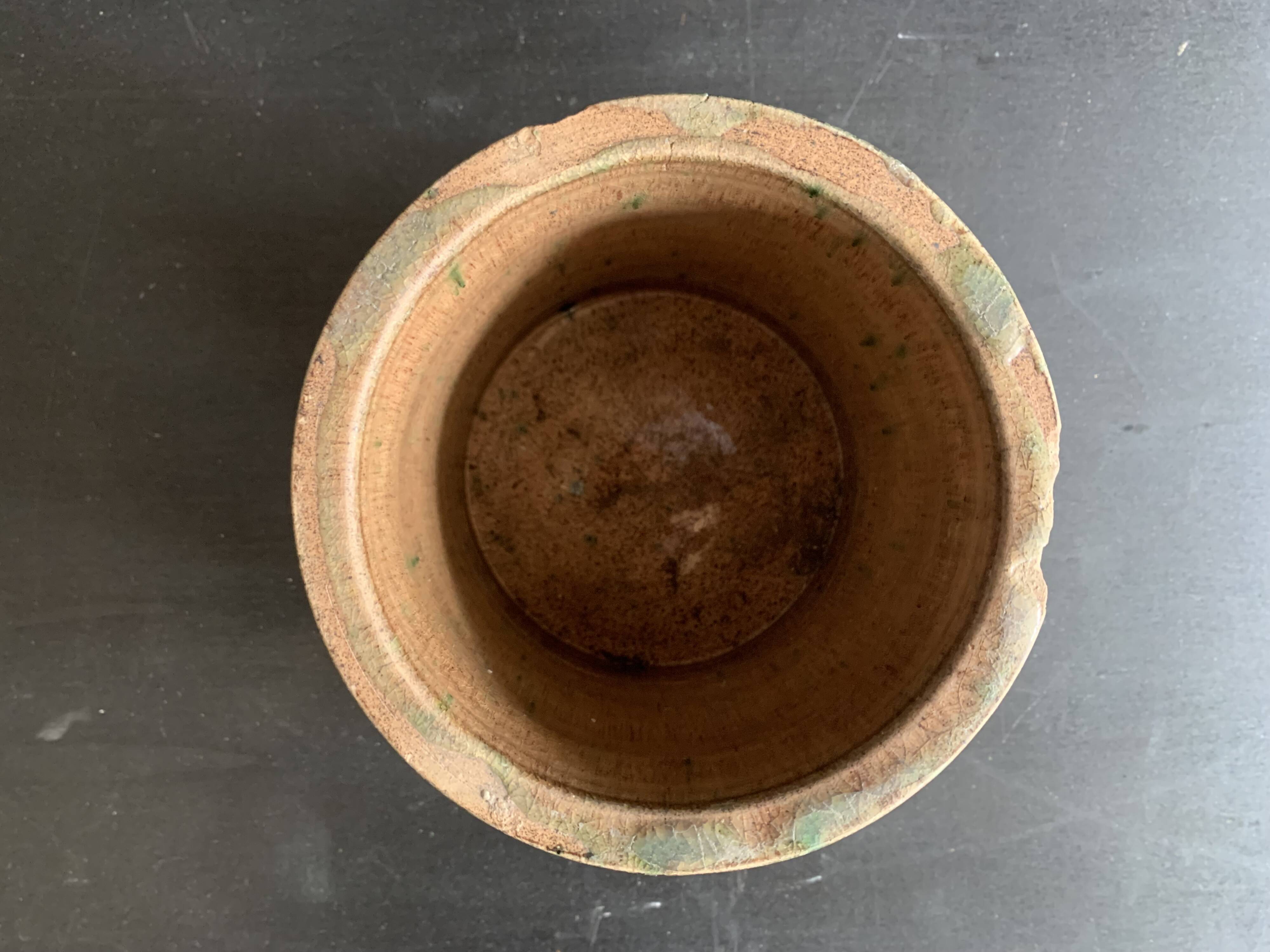 Large 19th century slip pot with vine decoration