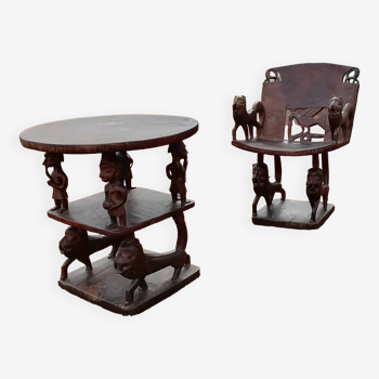 Fauteuil et table de dignitaire en bois sculpté du Bénin, 1950.