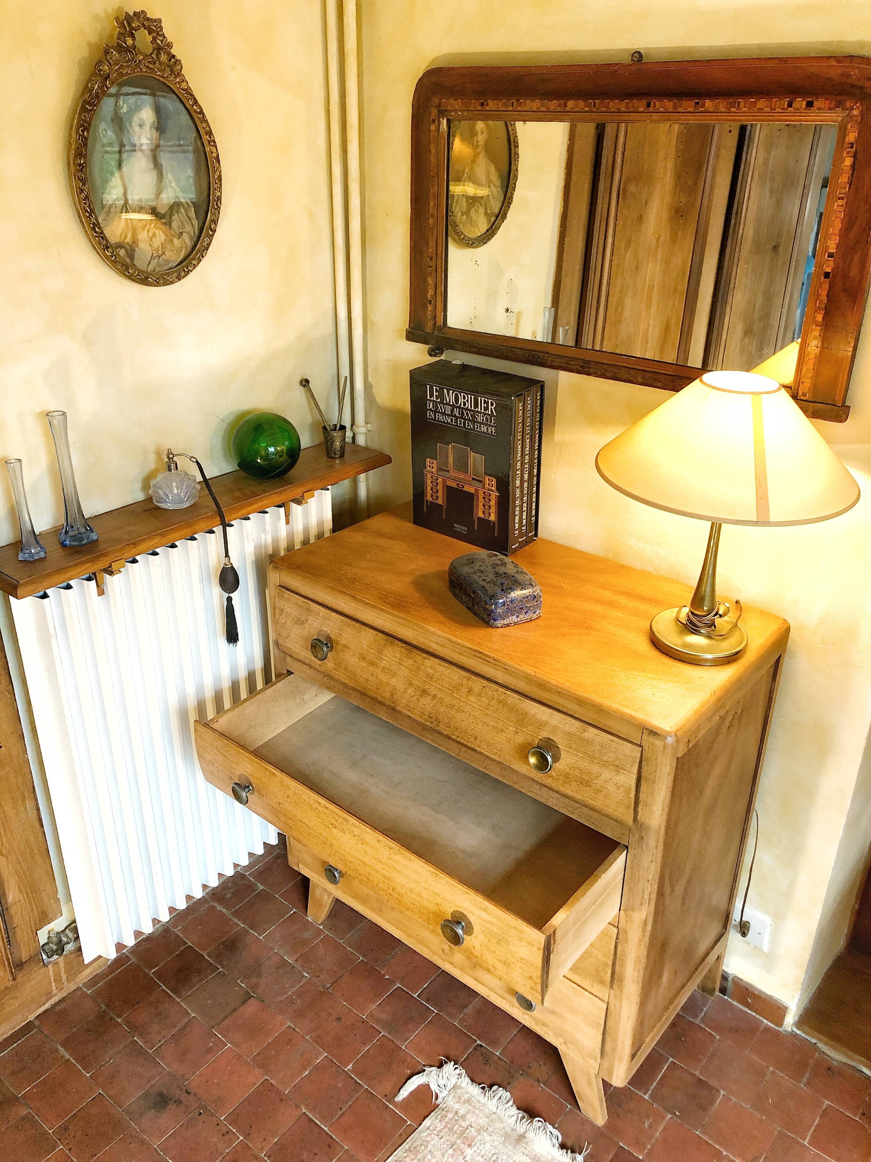 Dresser compass feet