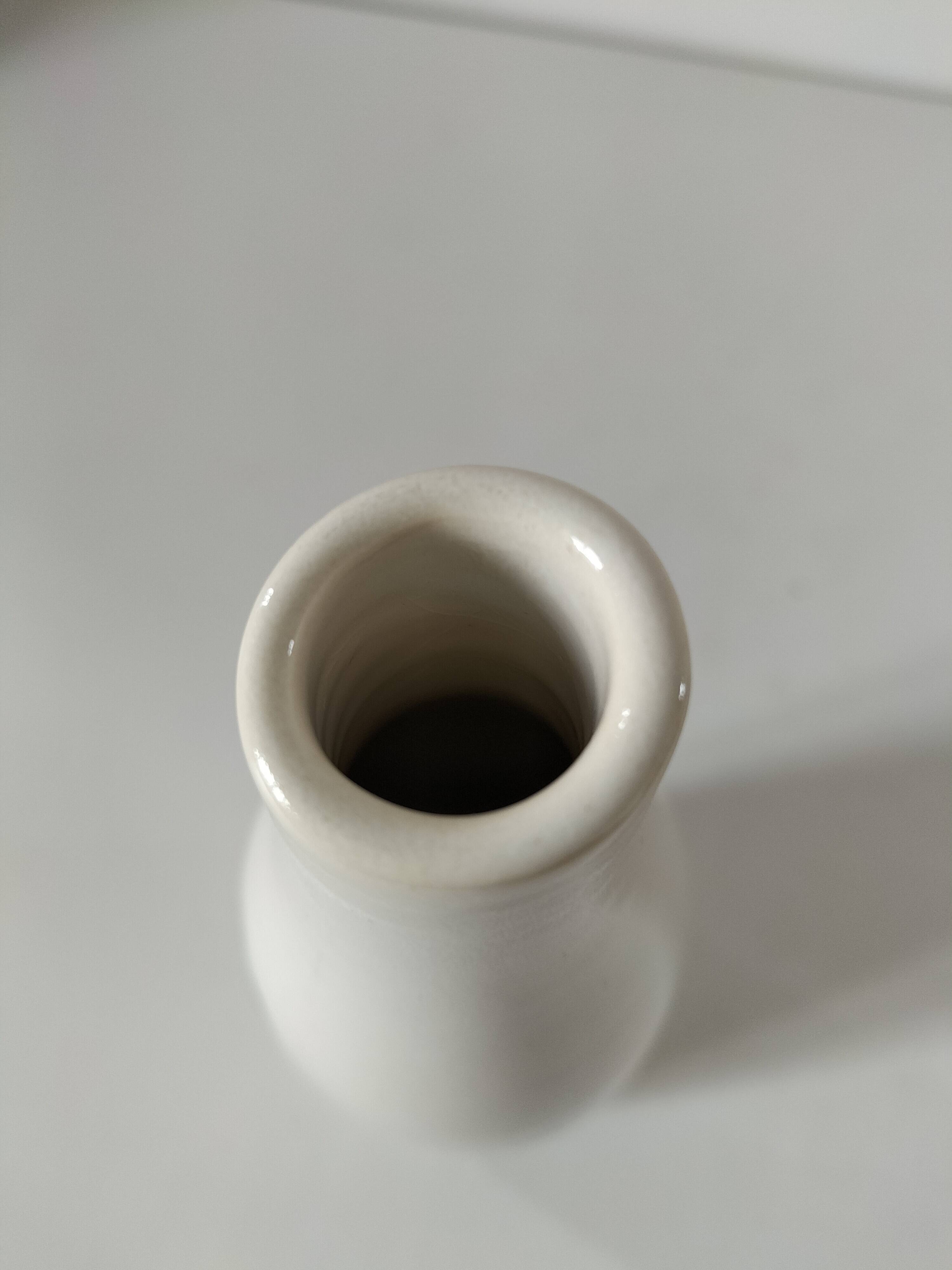Duo de vases en céramique émaillée, décor pictural, signés MU