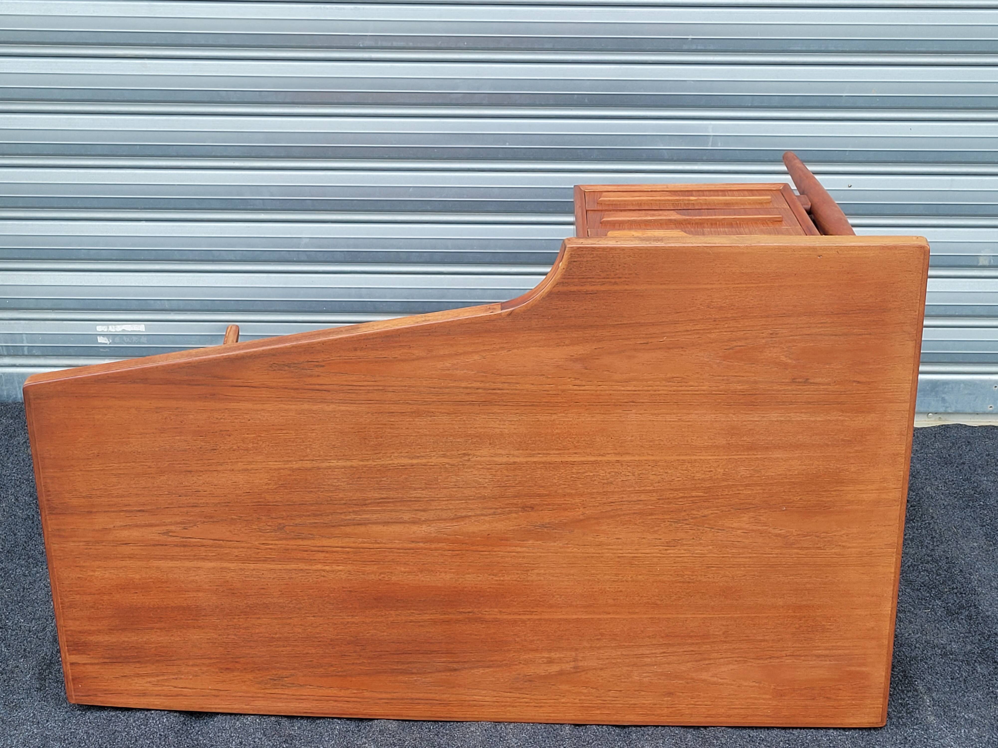 Exceptional Vintage Boomerang desk designed by Jacques Hauville 1960 p