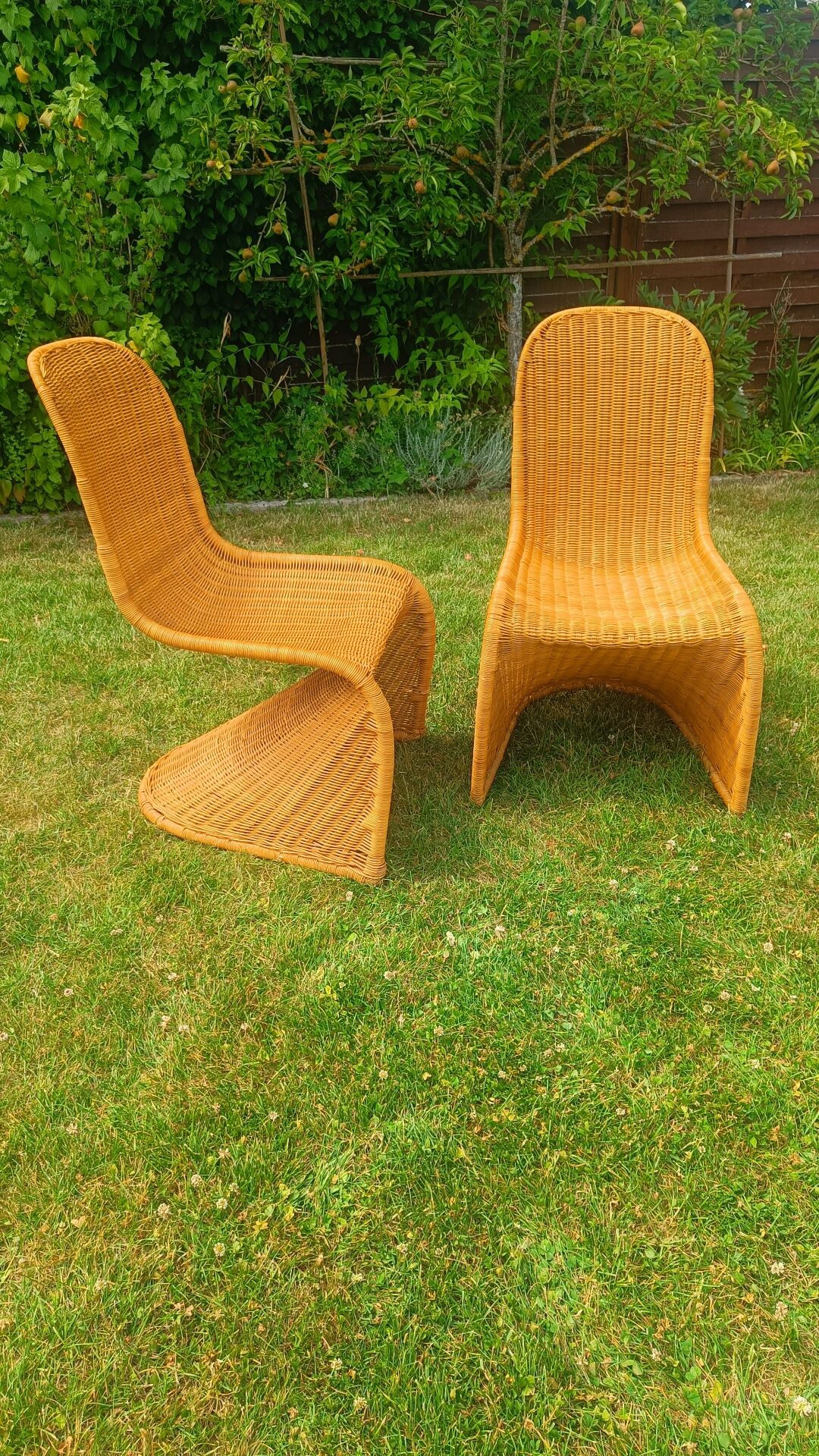 Vintage rattan chairs – cantilever design in the style of Panton – 1970s
