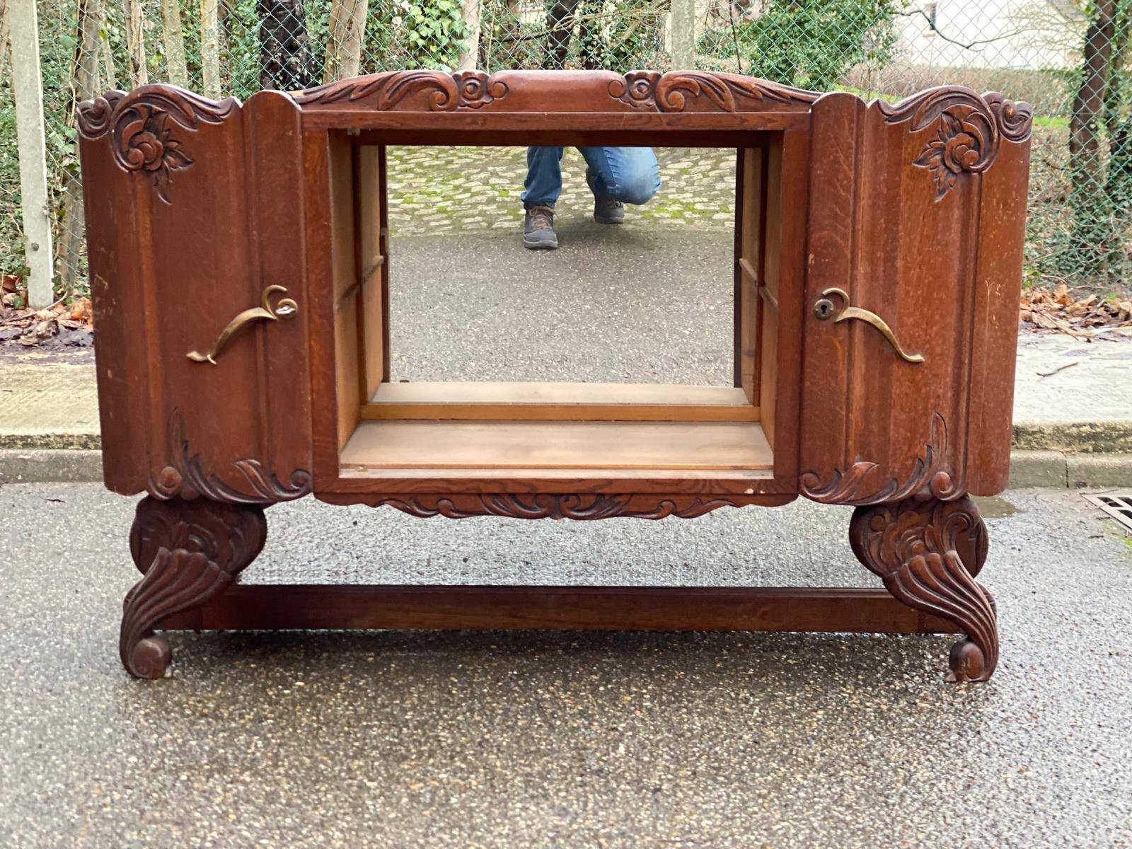 Art Deco sideboard in solid oak and glass from the 1940s.
