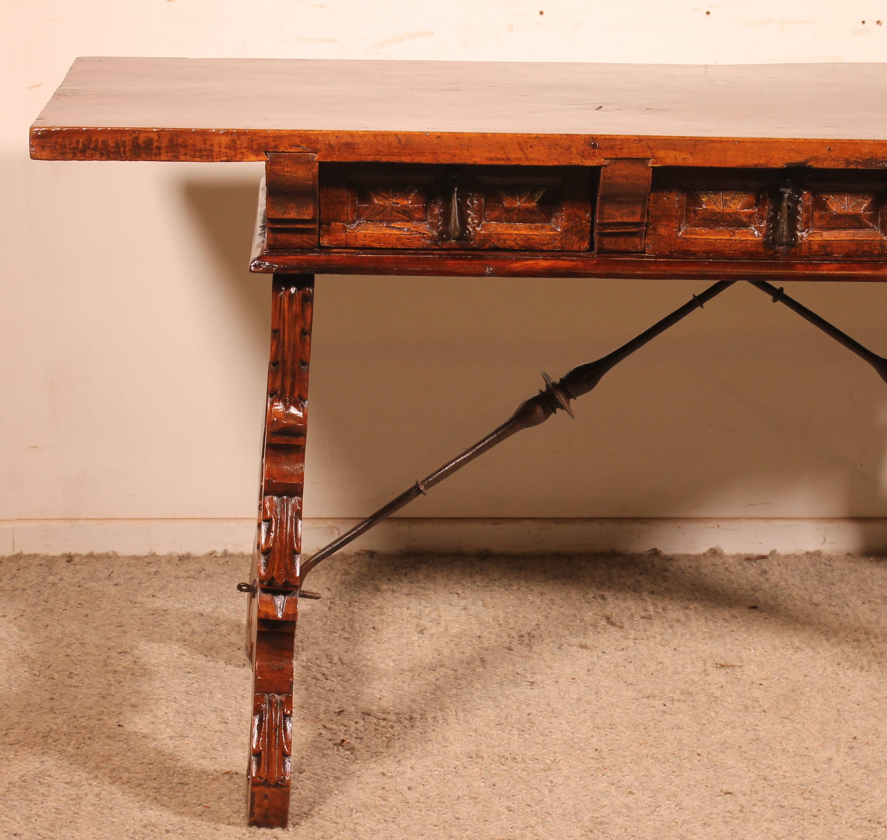 Spanish walnut console - 17th century