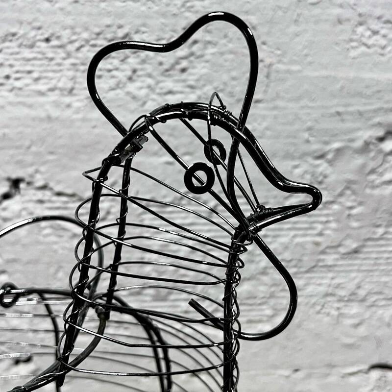 Chicken-shaped wire basket