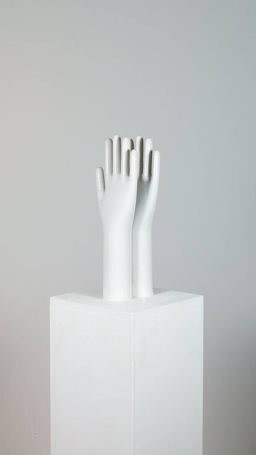 Paire de présentoirs à bijoux vintage authentiques en porcelaine industrielle représentant des mains