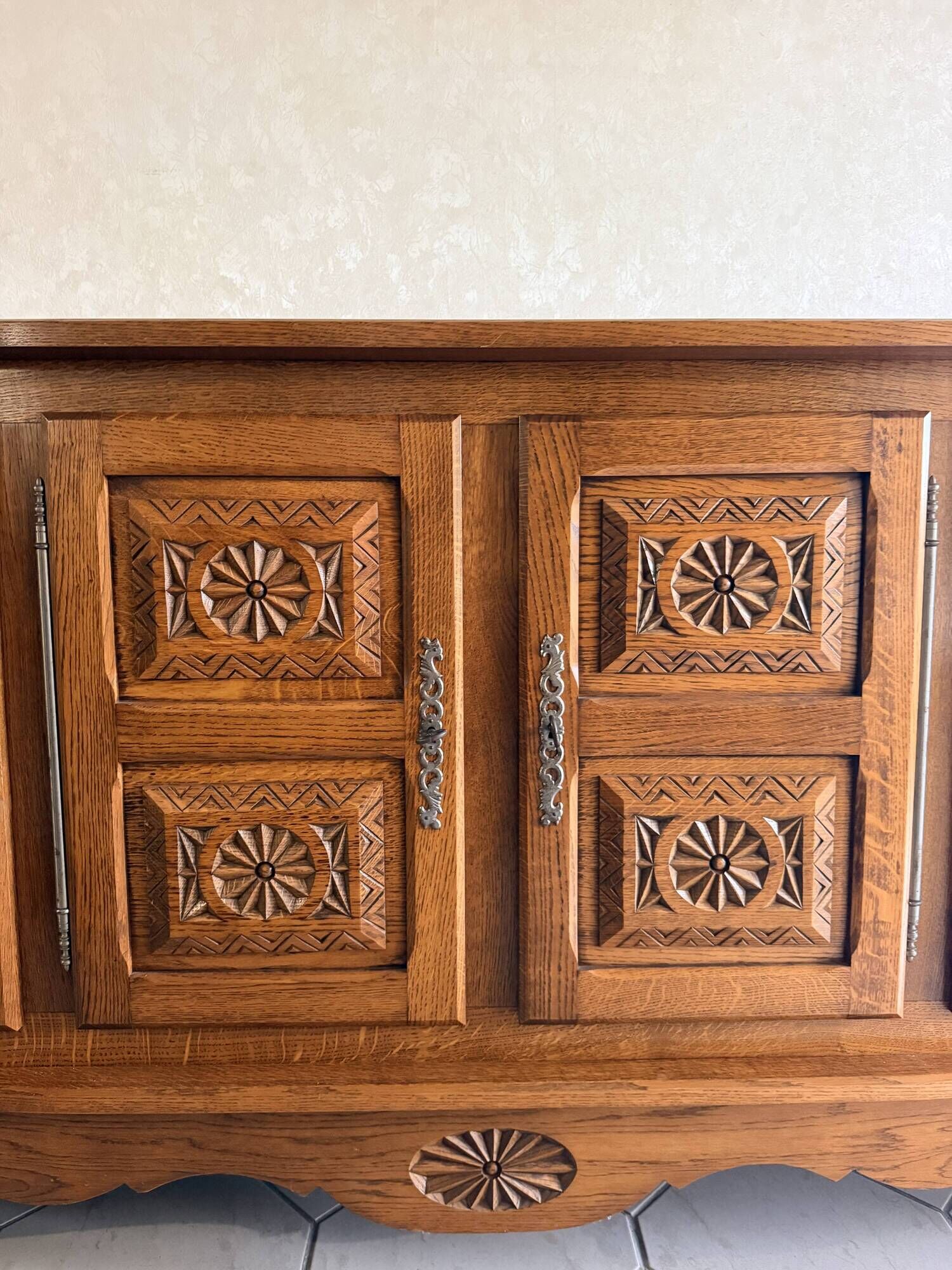 XXL buffet in carved oak