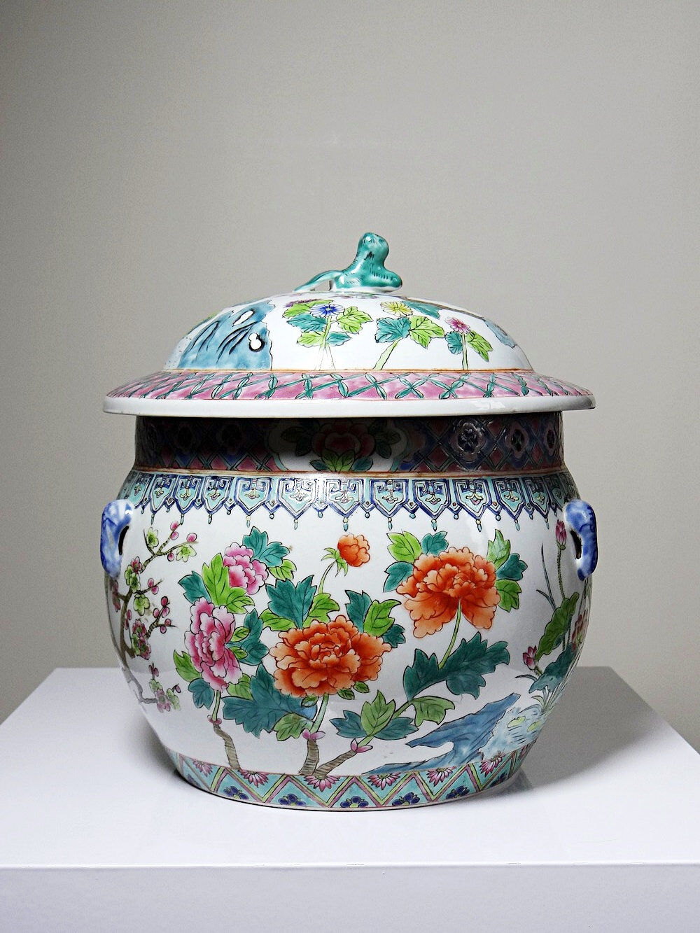 Large covered vase in Chinese porcelain, floral famille rose decoration.