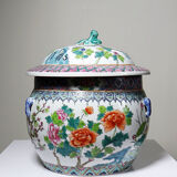Large covered vase in Chinese porcelain, floral famille rose decoration.